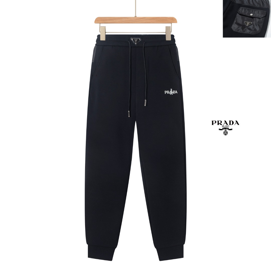 PJN Parda 普拉达25秋季新款裤子 欧洲贸易渠道,意大利海外仓直发,海外精品限定销售. 25SS新款休闲时尚卫裤,这款卫裤采用大牌的设计打造时尚潮流感,细节处理精致到位,展现超高的品质. 裤身上点缀标志性品牌标识,彰显品牌格调,打造时尚多样的造型.100%进口面料精心打造,柔软舒适,还亲肤保暖,是居家和外出都很舒适的一款裤子,随便搭个外套卫衣就可以出门啦~ 颜色:黑色