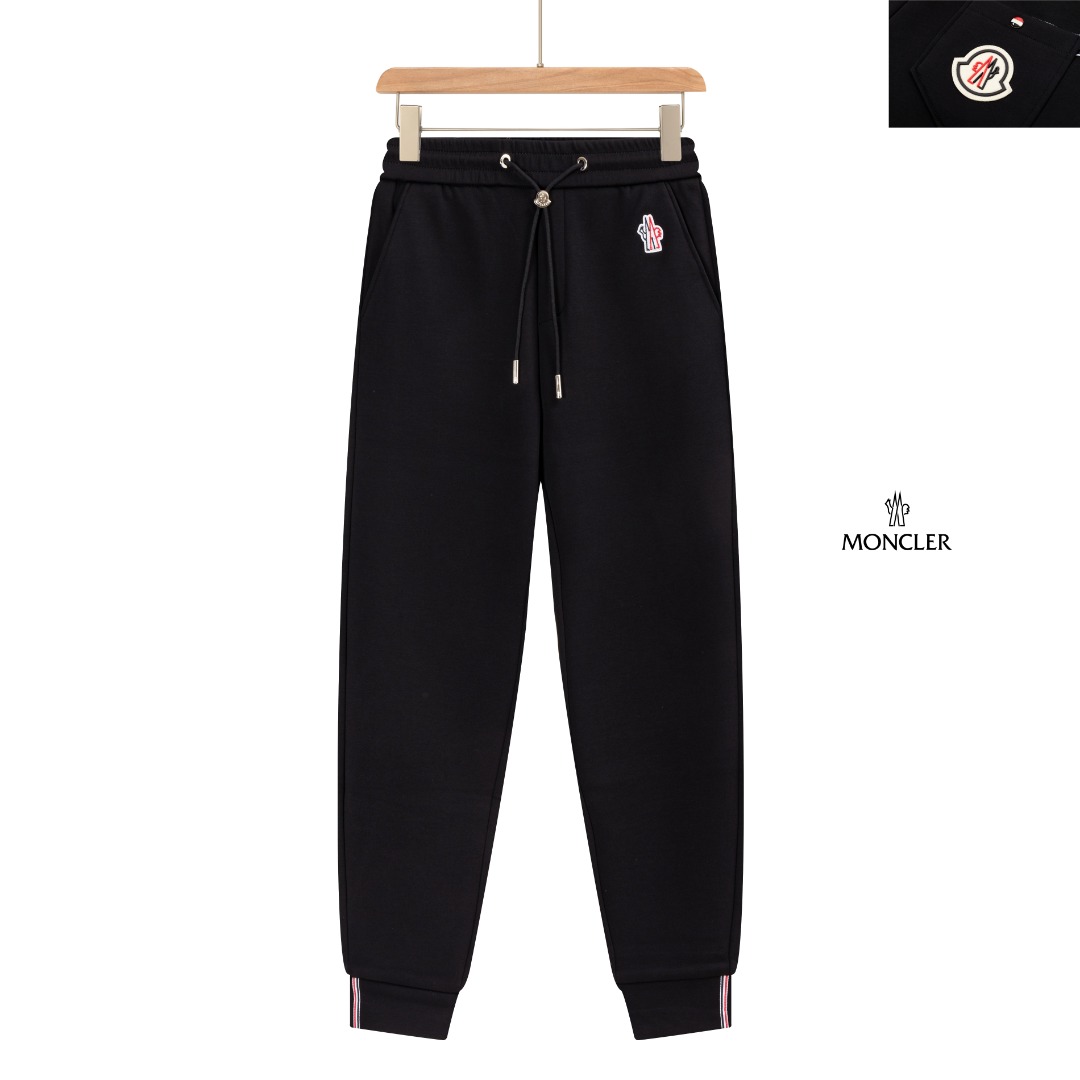 PJN Moncler 蒙口25秋季新款裤子 欧洲贸易渠道,意大利海外仓直发,海外精品限定销售. 25SS新款休闲时尚卫裤,这款卫裤采用大牌的设计打造时尚潮流感,细节处理精致到位,展现超高的品质. 裤身上点缀标志性品牌标识,彰显品牌格调,打造时尚多样的造型.100%进口面料精心打造,柔软舒适,还亲肤保暖,是居家和外出都很舒适的一款裤子,随便搭个外套卫衣就可以出门啦~ 颜色:黑色