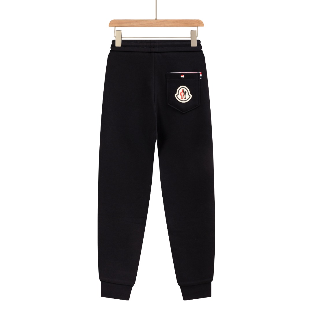 PJN Moncler 蒙口25秋季新款裤子 欧洲贸易渠道,意大利海外仓直发,海外精品限定销售. 25SS新款休闲时尚卫裤,这款卫裤采用大牌的设计打造时尚潮流感,细节处理精致到位,展现超高的品质. 裤身上点缀标志性品牌标识,彰显品牌格调,打造时尚多样的造型.100%进口面料精心打造,柔软舒适,还亲肤保暖,是居家和外出都很舒适的一款裤子,随便搭个外套卫衣就可以出门啦~ 颜色:黑色