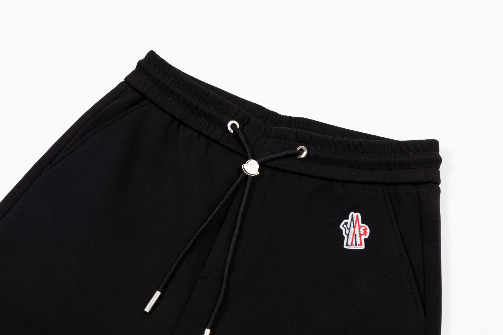 PJN Moncler 蒙口25秋季新款裤子 欧洲贸易渠道,意大利海外仓直发,海外精品限定销售. 25SS新款休闲时尚卫裤,这款卫裤采用大牌的设计打造时尚潮流感,细节处理精致到位,展现超高的品质. 裤身上点缀标志性品牌标识,彰显品牌格调,打造时尚多样的造型.100%进口面料精心打造,柔软舒适,还亲肤保暖,是居家和外出都很舒适的一款裤子,随便搭个外套卫衣就可以出门啦~ 颜色:黑色