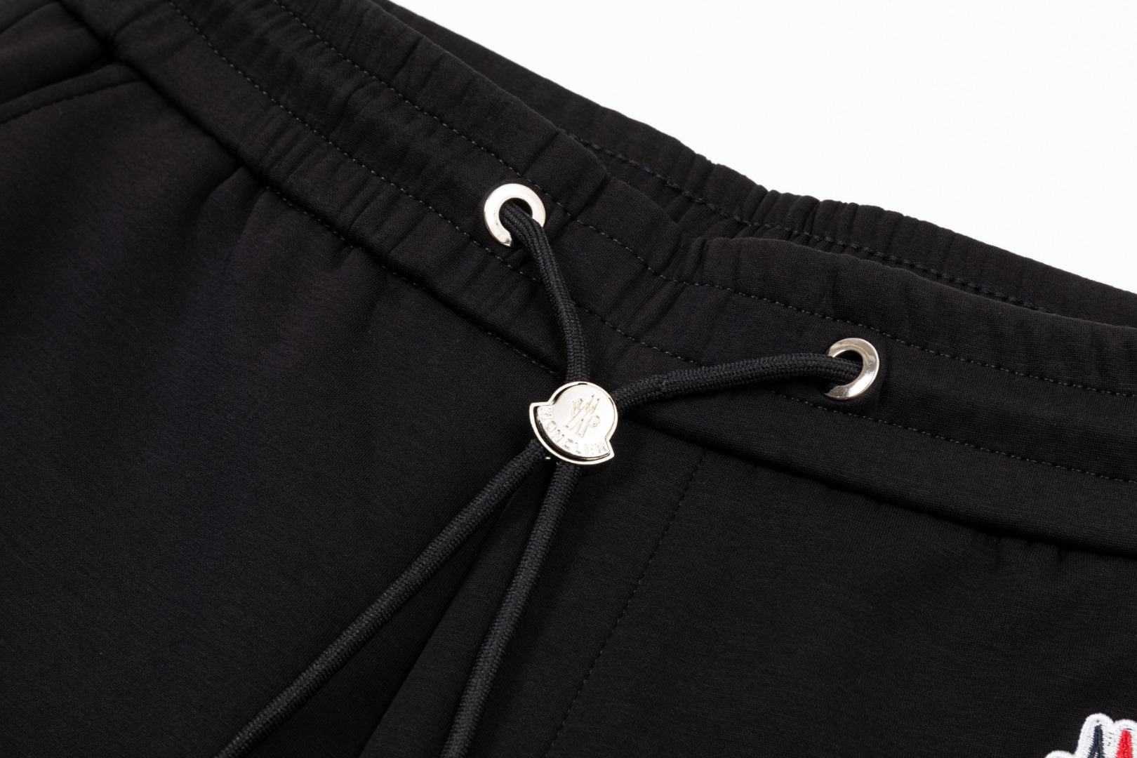 PJN Moncler 蒙口25秋季新款裤子 欧洲贸易渠道,意大利海外仓直发,海外精品限定销售. 25SS新款休闲时尚卫裤,这款卫裤采用大牌的设计打造时尚潮流感,细节处理精致到位,展现超高的品质. 裤身上点缀标志性品牌标识,彰显品牌格调,打造时尚多样的造型.100%进口面料精心打造,柔软舒适,还亲肤保暖,是居家和外出都很舒适的一款裤子,随便搭个外套卫衣就可以出门啦~ 颜色:黑色