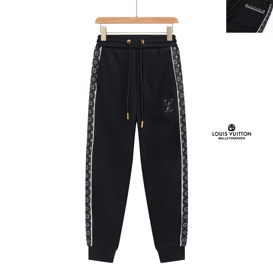 💰285  PJN
LV 路易威登25秋季新款裤子 欧洲贸易渠道，意大利海外仓直发，海外精品限定销售。

25SS新款休闲时尚卫裤，这款卫裤采用大牌的设计打造时尚潮流感，细节处理精致到位，展现超高的品质。

裤身上点缀标志性品牌标识，彰显品牌格调，打造时尚多样的造型。100%进口面料精心打造，柔软舒适，还亲肤保暖，是居家和外出都很舒适的一款裤子，随便搭个外套卫衣就可以出门啦~

颜色:黑色

尺码:M L XL 2XL 3XL