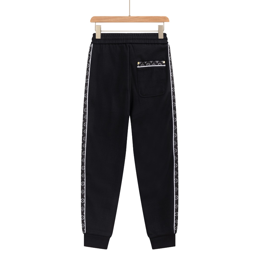 💰285  PJN
LV 路易威登25秋季新款裤子 欧洲贸易渠道，意大利海外仓直发，海外精品限定销售。

25SS新款休闲时尚卫裤，这款卫裤采用大牌的设计打造时尚潮流感，细节处理精致到位，展现超高的品质。

裤身上点缀标志性品牌标识，彰显品牌格调，打造时尚多样的造型。100%进口面料精心打造，柔软舒适，还亲肤保暖，是居家和外出都很舒适的一款裤子，随便搭个外套卫衣就可以出门啦~

颜色:黑色

尺码:M L XL 2XL 3XL