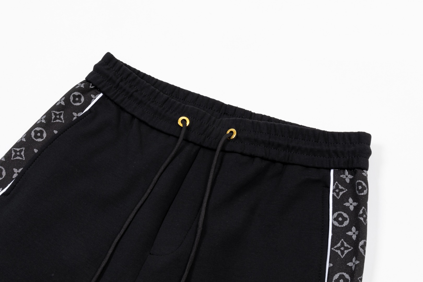 💰285  PJN
LV 路易威登25秋季新款裤子 欧洲贸易渠道，意大利海外仓直发，海外精品限定销售。

25SS新款休闲时尚卫裤，这款卫裤采用大牌的设计打造时尚潮流感，细节处理精致到位，展现超高的品质。

裤身上点缀标志性品牌标识，彰显品牌格调，打造时尚多样的造型。100%进口面料精心打造，柔软舒适，还亲肤保暖，是居家和外出都很舒适的一款裤子，随便搭个外套卫衣就可以出门啦~

颜色:黑色

尺码:M L XL 2XL 3XL