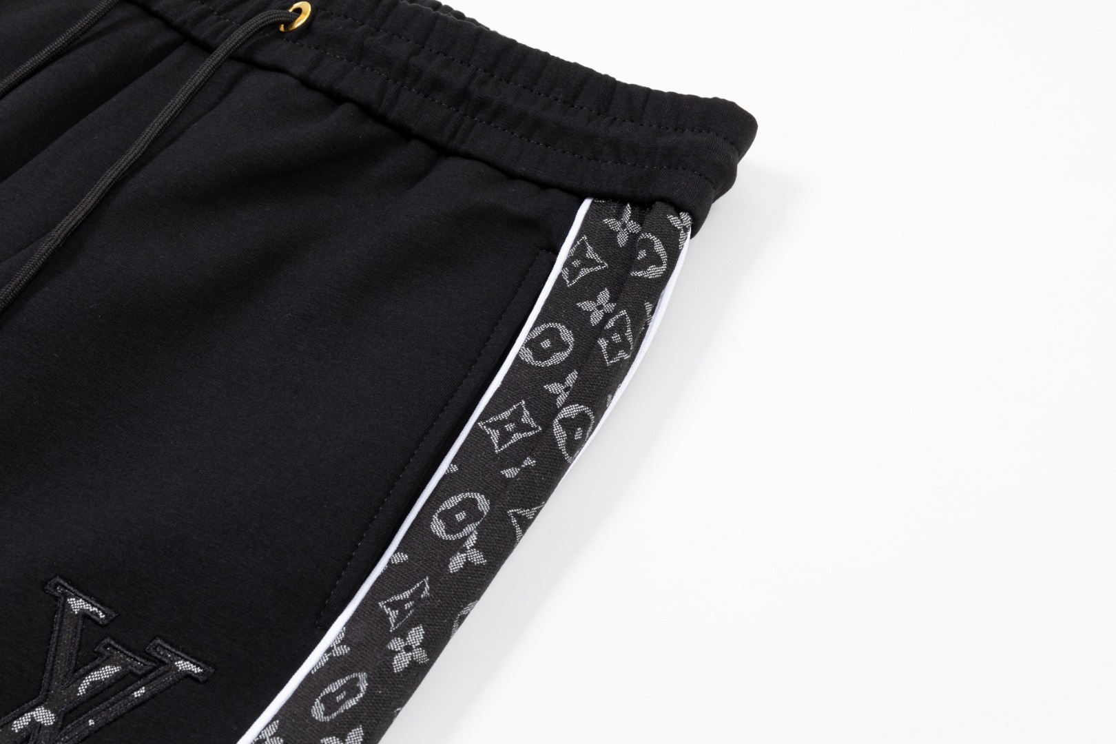 💰285  PJN
LV 路易威登25秋季新款裤子 欧洲贸易渠道，意大利海外仓直发，海外精品限定销售。

25SS新款休闲时尚卫裤，这款卫裤采用大牌的设计打造时尚潮流感，细节处理精致到位，展现超高的品质。

裤身上点缀标志性品牌标识，彰显品牌格调，打造时尚多样的造型。100%进口面料精心打造，柔软舒适，还亲肤保暖，是居家和外出都很舒适的一款裤子，随便搭个外套卫衣就可以出门啦~

颜色:黑色

尺码:M L XL 2XL 3XL