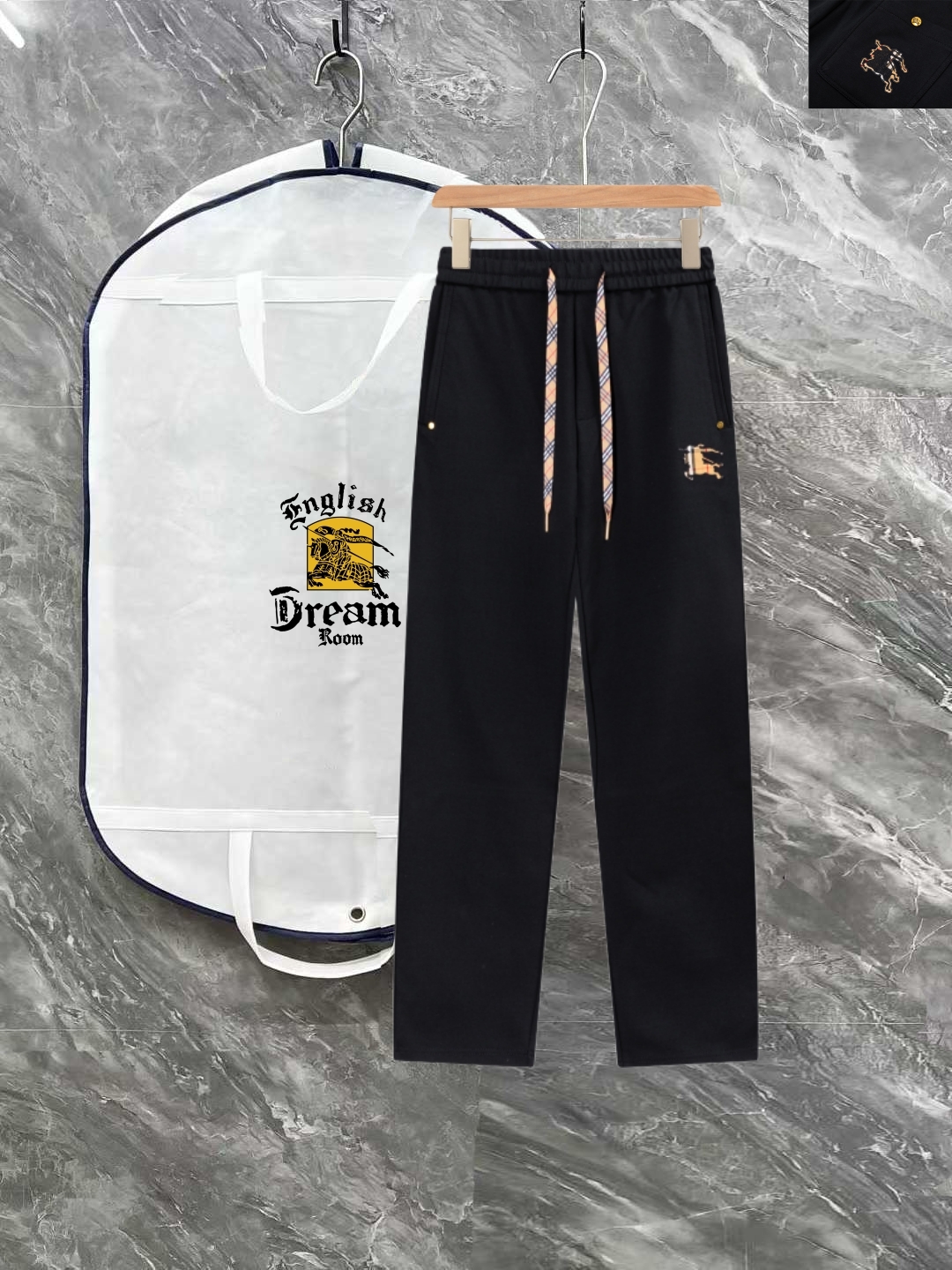 PJN💰285 BBR 巴宝莉秋季新款裤子 欧洲贸易渠道，意大利海外仓直发，海外精品限定销售。

SS新款休闲时尚卫裤，这款卫裤采用大牌的设计打造时尚潮流感，细节处理精致到位，展现超高的品质。

裤身上点缀标志性品牌标识，彰显品牌格调，打造时尚多样的造型。100%进口面料精心打造，柔软舒适，还亲肤保暖，是居家和外出都很舒适的一款裤子，随便搭个外套卫衣就可以出门啦~

颜色:黑色

尺码:M L XL 2XL 3XL