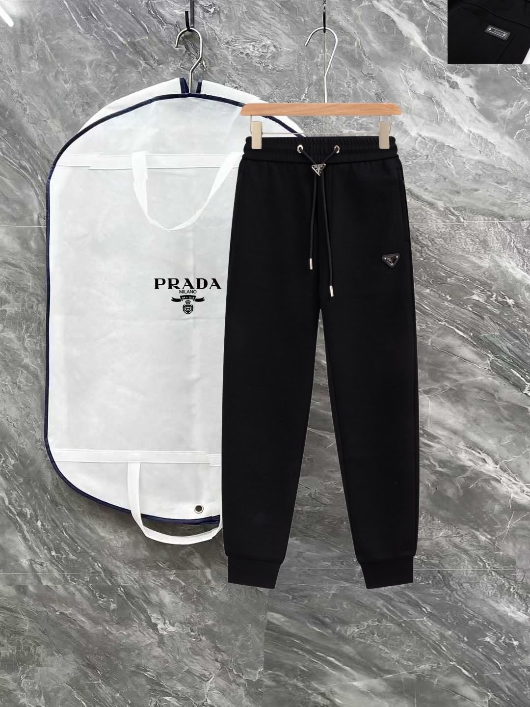PJN💰285 PJN💰arda 普拉达秋季新款裤子 欧洲贸易渠道，意大利海外仓直发，海外精品限定销售。

SS新款休闲时尚卫裤，这款卫裤采用大牌的设计打造时尚潮流感，细节处理精致到位，展现超高的品质。

裤身上点缀标志性品牌标识，彰显品牌格调，打造时尚多样的造型。100%进口面料精心打造，柔软舒适，还亲肤保暖，是居家和外出都很舒适的一款裤子，随便搭个外套卫衣就可以出门啦~

颜色:黑色

尺码:M L XL 2XL 3XL