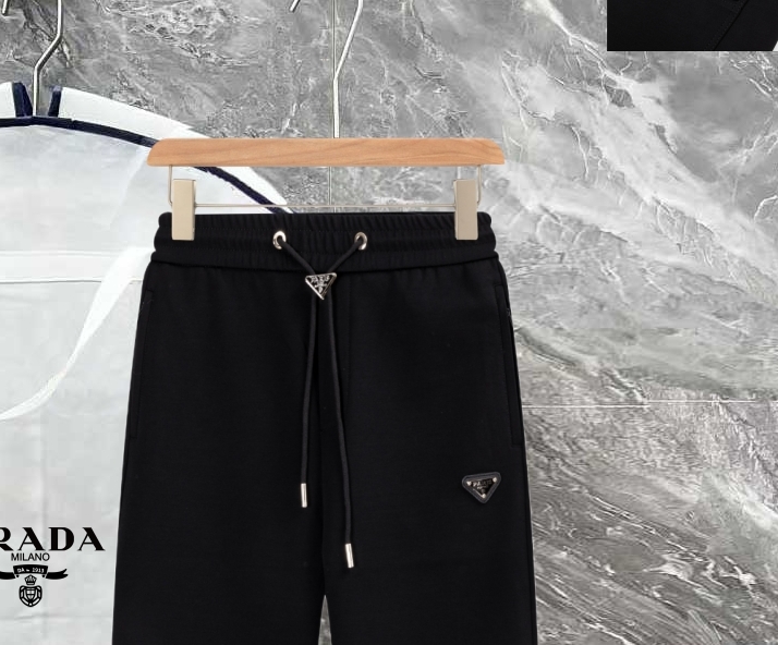 PJN💰285 PJN💰arda 普拉达秋季新款裤子 欧洲贸易渠道，意大利海外仓直发，海外精品限定销售。

SS新款休闲时尚卫裤，这款卫裤采用大牌的设计打造时尚潮流感，细节处理精致到位，展现超高的品质。

裤身上点缀标志性品牌标识，彰显品牌格调，打造时尚多样的造型。100%进口面料精心打造，柔软舒适，还亲肤保暖，是居家和外出都很舒适的一款裤子，随便搭个外套卫衣就可以出门啦~

颜色:黑色

尺码:M L XL 2XL 3XL