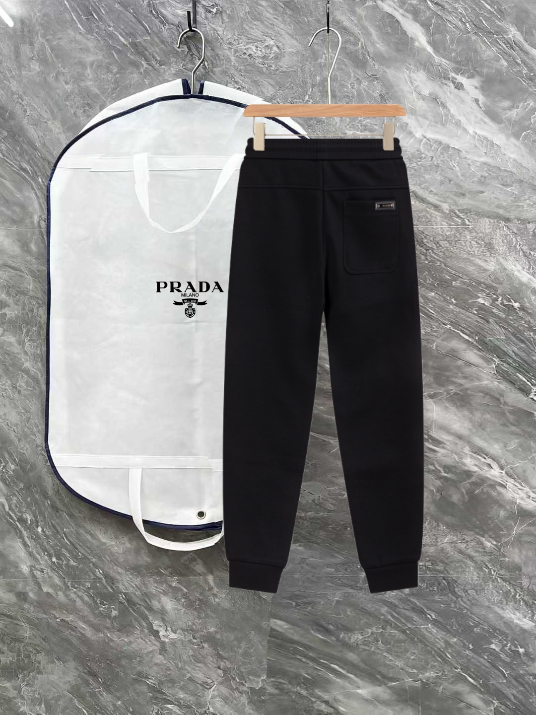 PJN💰285 PJN💰arda 普拉达秋季新款裤子 欧洲贸易渠道，意大利海外仓直发，海外精品限定销售。

SS新款休闲时尚卫裤，这款卫裤采用大牌的设计打造时尚潮流感，细节处理精致到位，展现超高的品质。

裤身上点缀标志性品牌标识，彰显品牌格调，打造时尚多样的造型。100%进口面料精心打造，柔软舒适，还亲肤保暖，是居家和外出都很舒适的一款裤子，随便搭个外套卫衣就可以出门啦~

颜色:黑色

尺码:M L XL 2XL 3XL