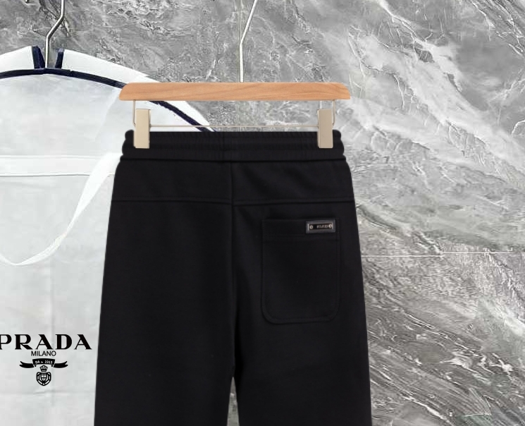 PJN💰285 PJN💰arda 普拉达秋季新款裤子 欧洲贸易渠道，意大利海外仓直发，海外精品限定销售。

SS新款休闲时尚卫裤，这款卫裤采用大牌的设计打造时尚潮流感，细节处理精致到位，展现超高的品质。

裤身上点缀标志性品牌标识，彰显品牌格调，打造时尚多样的造型。100%进口面料精心打造，柔软舒适，还亲肤保暖，是居家和外出都很舒适的一款裤子，随便搭个外套卫衣就可以出门啦~

颜色:黑色

尺码:M L XL 2XL 3XL
