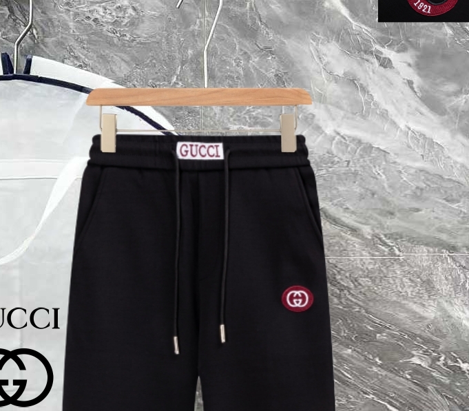 PJN💰285 Gucci 古奇秋季新款裤子 欧洲贸易渠道，意大利海外仓直发，海外精品限定销售。

SS新款休闲时尚卫裤，这款卫裤采用大牌的设计打造时尚潮流感，细节处理精致到位，展现超高的品质。

裤身上点缀标志性品牌标识，彰显品牌格调，打造时尚多样的造型。100%进口面料精心打造，柔软舒适，还亲肤保暖，是居家和外出都很舒适的一款裤子，随便搭个外套卫衣就可以出门啦~

颜色:黑色

尺码:M L XL 2XL 3XL