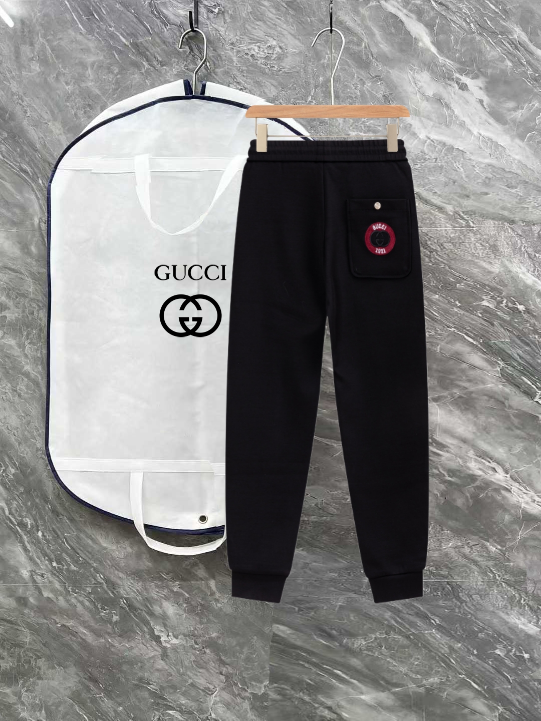 PJN💰285 Gucci 古奇秋季新款裤子 欧洲贸易渠道，意大利海外仓直发，海外精品限定销售。

SS新款休闲时尚卫裤，这款卫裤采用大牌的设计打造时尚潮流感，细节处理精致到位，展现超高的品质。

裤身上点缀标志性品牌标识，彰显品牌格调，打造时尚多样的造型。100%进口面料精心打造，柔软舒适，还亲肤保暖，是居家和外出都很舒适的一款裤子，随便搭个外套卫衣就可以出门啦~

颜色:黑色

尺码:M L XL 2XL 3XL