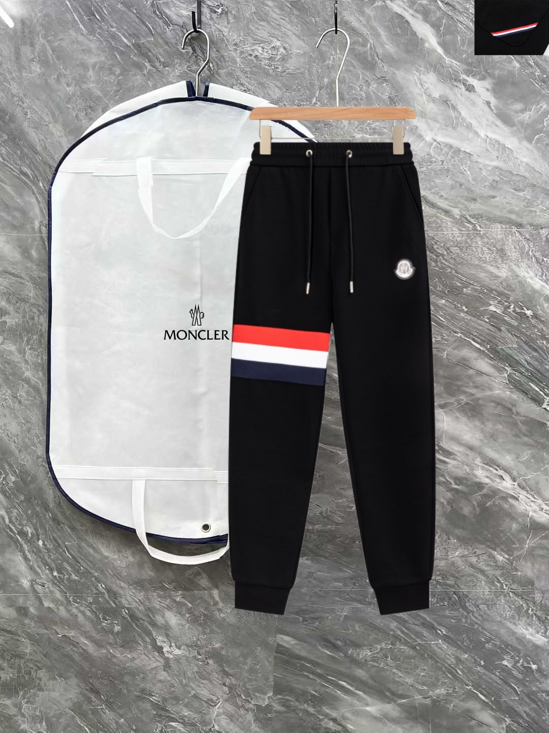 PJN💰285 Moncler 蒙口秋季新款裤子 欧洲贸易渠道，意大利海外仓直发，海外精品限定销售。

SS新款休闲时尚卫裤，这款卫裤采用大牌的设计打造时尚潮流感，细节处理精致到位，展现超高的品质。

裤身上点缀标志性品牌标识，彰显品牌格调，打造时尚多样的造型。100%进口面料精心打造，柔软舒适，还亲肤保暖，是居家和外出都很舒适的一款裤子，随便搭个外套卫衣就可以出门啦~

颜色:黑色

尺码:M L XL 2XL 3XL