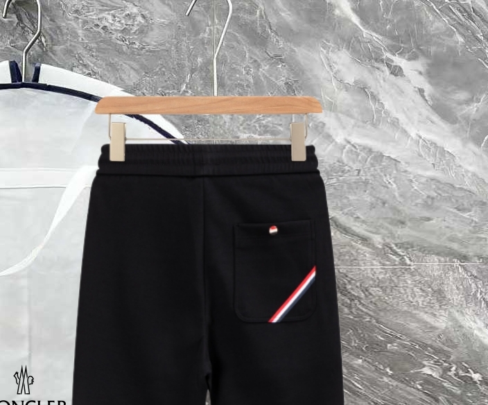 PJN💰285 Moncler 蒙口秋季新款裤子 欧洲贸易渠道，意大利海外仓直发，海外精品限定销售。

SS新款休闲时尚卫裤，这款卫裤采用大牌的设计打造时尚潮流感，细节处理精致到位，展现超高的品质。

裤身上点缀标志性品牌标识，彰显品牌格调，打造时尚多样的造型。100%进口面料精心打造，柔软舒适，还亲肤保暖，是居家和外出都很舒适的一款裤子，随便搭个外套卫衣就可以出门啦~

颜色:黑色

尺码:M L XL 2XL 3XL