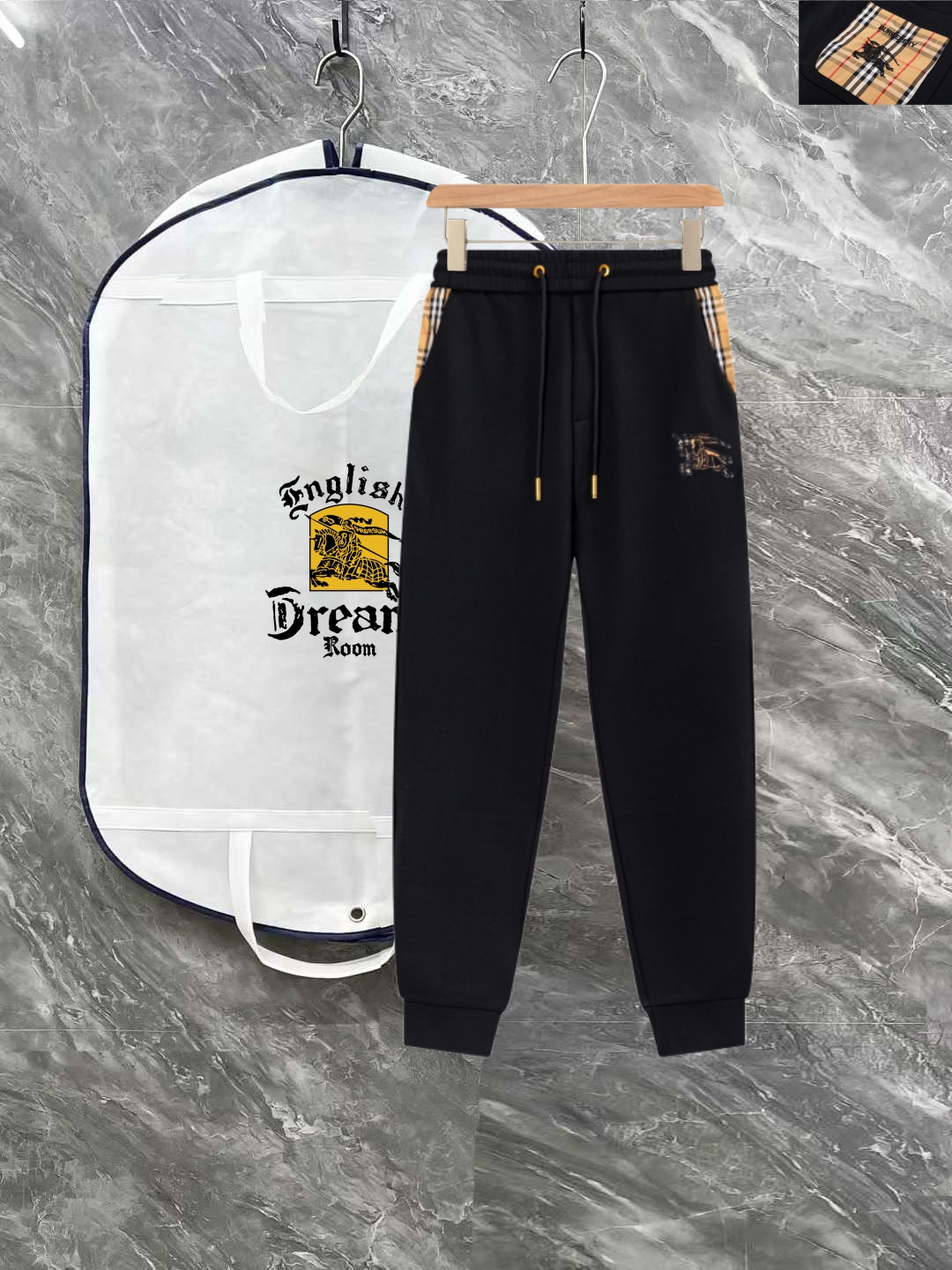 PJN💰285 BBR 巴宝莉秋季新款裤子 欧洲贸易渠道，意大利海外仓直发，海外精品限定销售。

SS新款休闲时尚卫裤，这款卫裤采用大牌的设计打造时尚潮流感，细节处理精致到位，展现超高的品质。

裤身上点缀标志性品牌标识，彰显品牌格调，打造时尚多样的造型。100%进口面料精心打造，柔软舒适，还亲肤保暖，是居家和外出都很舒适的一款裤子，随便搭个外套卫衣就可以出门啦~

颜色:黑色

尺码:M L XL 2XL 3XL