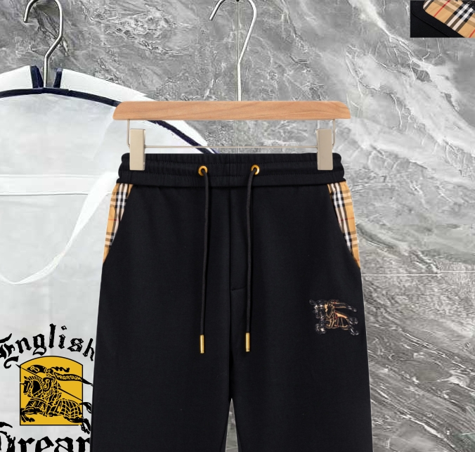 PJN💰285 BBR 巴宝莉秋季新款裤子 欧洲贸易渠道，意大利海外仓直发，海外精品限定销售。

SS新款休闲时尚卫裤，这款卫裤采用大牌的设计打造时尚潮流感，细节处理精致到位，展现超高的品质。

裤身上点缀标志性品牌标识，彰显品牌格调，打造时尚多样的造型。100%进口面料精心打造，柔软舒适，还亲肤保暖，是居家和外出都很舒适的一款裤子，随便搭个外套卫衣就可以出门啦~

颜色:黑色

尺码:M L XL 2XL 3XL