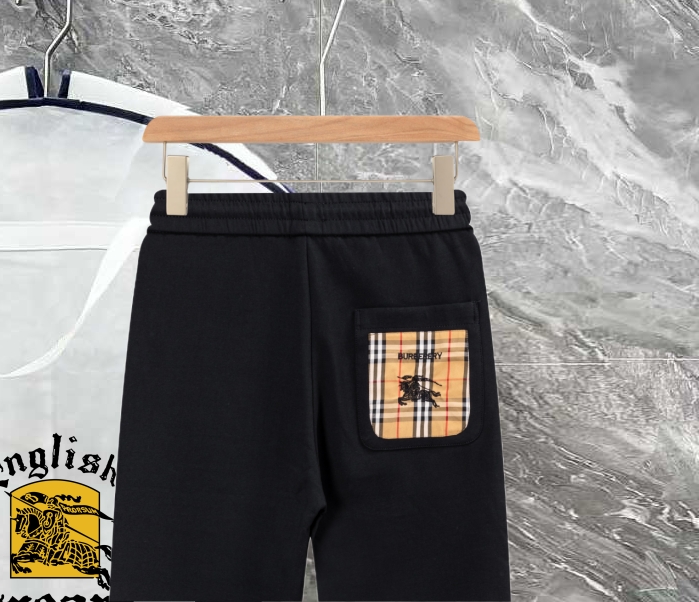 PJN💰285 BBR 巴宝莉秋季新款裤子 欧洲贸易渠道，意大利海外仓直发，海外精品限定销售。

SS新款休闲时尚卫裤，这款卫裤采用大牌的设计打造时尚潮流感，细节处理精致到位，展现超高的品质。

裤身上点缀标志性品牌标识，彰显品牌格调，打造时尚多样的造型。100%进口面料精心打造，柔软舒适，还亲肤保暖，是居家和外出都很舒适的一款裤子，随便搭个外套卫衣就可以出门啦~

颜色:黑色

尺码:M L XL 2XL 3XL