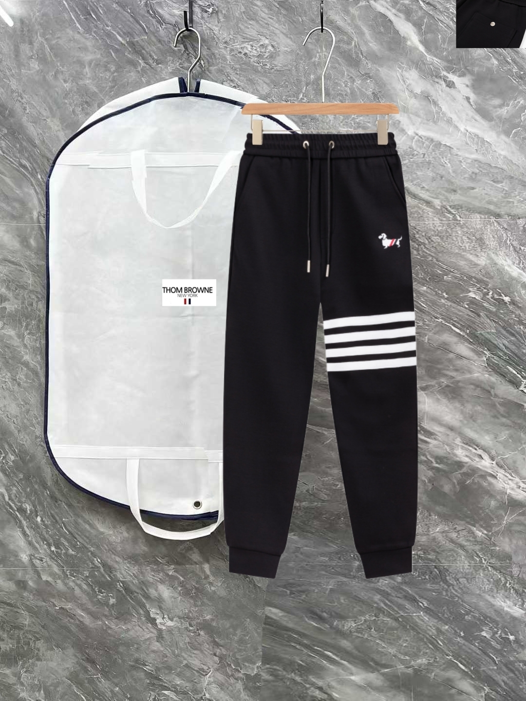 PJN💰285 汤米 秋季新款裤子 欧洲贸易渠道，意大利海外仓直发，海外精品限定销售。

SS新款休闲时尚卫裤，这款卫裤采用大牌的设计打造时尚潮流感，细节处理精致到位，展现超高的品质。

裤身上点缀标志性品牌标识，彰显品牌格调，打造时尚多样的造型。100%进口面料精心打造，柔软舒适，还亲肤保暖，是居家和外出都很舒适的一款裤子，随便搭个外套卫衣就可以出门啦~

颜色:黑色

尺码:M L XL 2XL 3XL