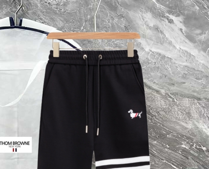 PJN💰285 汤米 秋季新款裤子 欧洲贸易渠道，意大利海外仓直发，海外精品限定销售。

SS新款休闲时尚卫裤，这款卫裤采用大牌的设计打造时尚潮流感，细节处理精致到位，展现超高的品质。

裤身上点缀标志性品牌标识，彰显品牌格调，打造时尚多样的造型。100%进口面料精心打造，柔软舒适，还亲肤保暖，是居家和外出都很舒适的一款裤子，随便搭个外套卫衣就可以出门啦~

颜色:黑色

尺码:M L XL 2XL 3XL