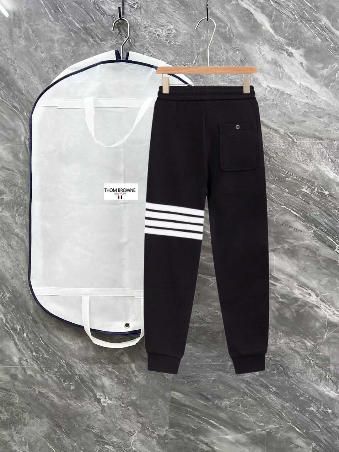 PJN💰285 汤米 秋季新款裤子 欧洲贸易渠道，意大利海外仓直发，海外精品限定销售。

SS新款休闲时尚卫裤，这款卫裤采用大牌的设计打造时尚潮流感，细节处理精致到位，展现超高的品质。

裤身上点缀标志性品牌标识，彰显品牌格调，打造时尚多样的造型。100%进口面料精心打造，柔软舒适，还亲肤保暖，是居家和外出都很舒适的一款裤子，随便搭个外套卫衣就可以出门啦~

颜色:黑色

尺码:M L XL 2XL 3XL