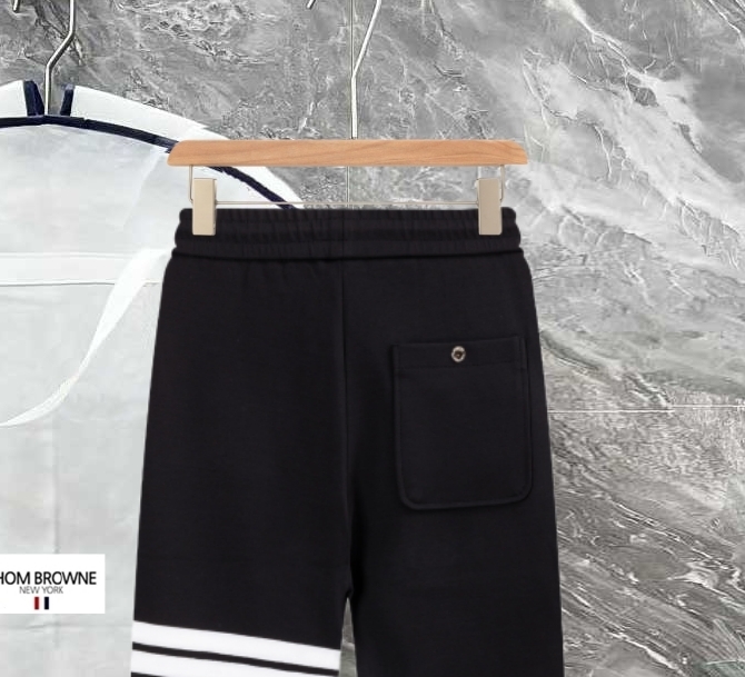 PJN💰285 汤米 秋季新款裤子 欧洲贸易渠道，意大利海外仓直发，海外精品限定销售。

SS新款休闲时尚卫裤，这款卫裤采用大牌的设计打造时尚潮流感，细节处理精致到位，展现超高的品质。

裤身上点缀标志性品牌标识，彰显品牌格调，打造时尚多样的造型。100%进口面料精心打造，柔软舒适，还亲肤保暖，是居家和外出都很舒适的一款裤子，随便搭个外套卫衣就可以出门啦~

颜色:黑色

尺码:M L XL 2XL 3XL