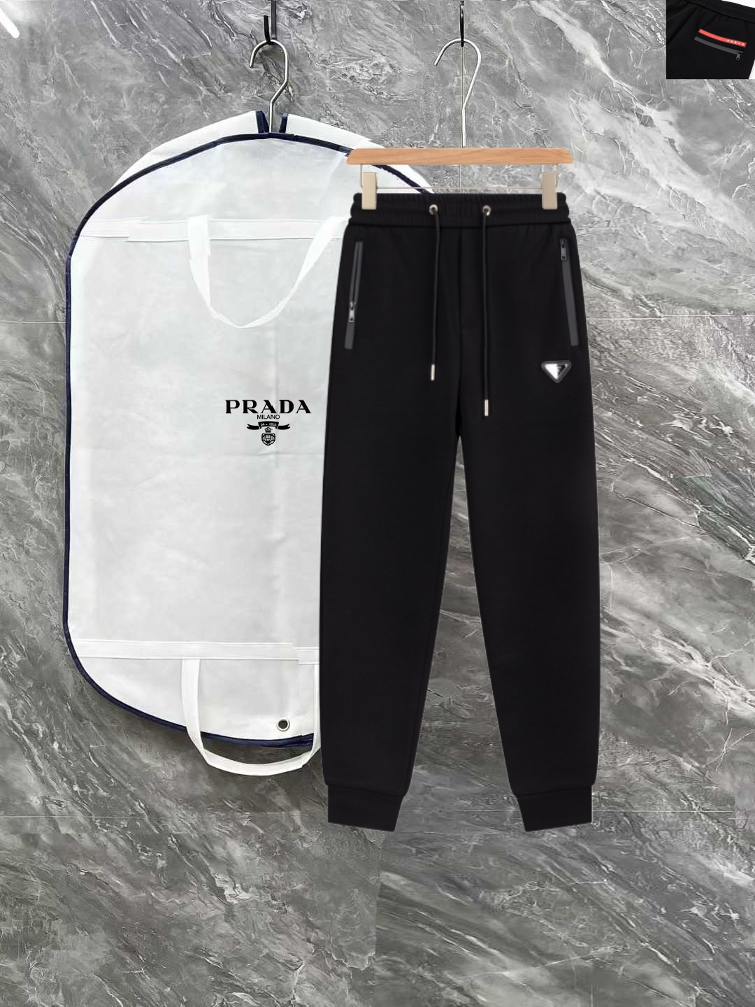 PJN💰285 PJN💰arda 普拉达秋季新款裤子 欧洲贸易渠道，意大利海外仓直发，海外精品限定销售。

SS新款休闲时尚卫裤，这款卫裤采用大牌的设计打造时尚潮流感，细节处理精致到位，展现超高的品质。

裤身上点缀标志性品牌标识，彰显品牌格调，打造时尚多样的造型。100%进口面料精心打造，柔软舒适，还亲肤保暖，是居家和外出都很舒适的一款裤子，随便搭个外套卫衣就可以出门啦~

颜色:黑色

尺码:M L XL 2XL 3XL