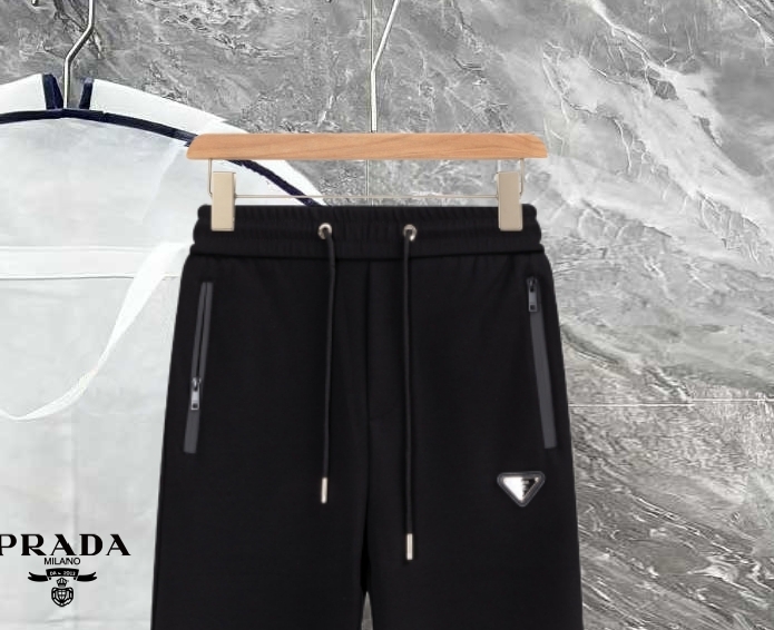 PJN💰285 PJN💰arda 普拉达秋季新款裤子 欧洲贸易渠道，意大利海外仓直发，海外精品限定销售。

SS新款休闲时尚卫裤，这款卫裤采用大牌的设计打造时尚潮流感，细节处理精致到位，展现超高的品质。

裤身上点缀标志性品牌标识，彰显品牌格调，打造时尚多样的造型。100%进口面料精心打造，柔软舒适，还亲肤保暖，是居家和外出都很舒适的一款裤子，随便搭个外套卫衣就可以出门啦~

颜色:黑色

尺码:M L XL 2XL 3XL