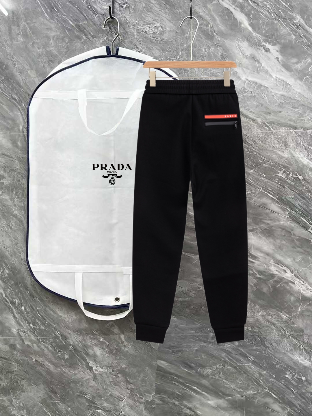 PJN💰285 PJN💰arda 普拉达秋季新款裤子 欧洲贸易渠道，意大利海外仓直发，海外精品限定销售。

SS新款休闲时尚卫裤，这款卫裤采用大牌的设计打造时尚潮流感，细节处理精致到位，展现超高的品质。

裤身上点缀标志性品牌标识，彰显品牌格调，打造时尚多样的造型。100%进口面料精心打造，柔软舒适，还亲肤保暖，是居家和外出都很舒适的一款裤子，随便搭个外套卫衣就可以出门啦~

颜色:黑色

尺码:M L XL 2XL 3XL