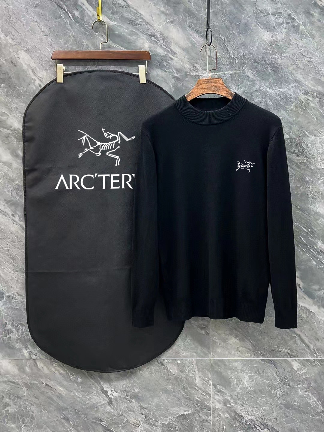 NO:595407,ARC Arc'teryx 3-label complete collection Classic printed letter half turtleneck sweater Premium wool blended sweater High-end custom-made collection for men and women Affiliated to the brand's high-end main line Patented top-grade yarn blending Interprets conventional styles with innovation. Fabric configuration is subversive. The details are remarkable. The most anticipated sweater this winter. Full of high-end sense. Outflowed from the brand's designated Zhejiang processing factory. Very cost-effective. Meri wool yarn is of excellent quality.  It feels super soft, delicate, soft, non-pilling and does not deform. It is available at all major counters at the same time. It is a must-have product every year. The product seems simple, the workmanship is extremely complicated, and the upper body is not picky. The upper body is extremely skin-friendly and comfortable. It can be worn close to the body alone with an outer jacket or as an outer layer. Color Black White Size M L XL 2XL 3XL, arc'teryx, jackets & coats, sweaters, alexander wang19860909ARC 始祖鸟3标齐全 经典印花字母半高领毛衣 精品羊毛混纺毛衫 男女款高端定制臻品系列 隶属品牌高端主线 专利顶级纱线混纺 以创新来阐释常规款式 面料的配置更是颠覆常往 细节可圈可点 本年度冬季最值得期待的一款毛衣 满满的高级感 品牌指定浙江加工厂流出 性价比超高 美利羊毛纱线品质优良 手感超级柔软、细腻、柔软和不起球且不变形 各大柜台同步推出有售款 每年必出的的一款 商品看似简单 工艺极其复杂 而且上身不挑人 上身极致亲肤舒适 可贴身单穿外搭外套 也可单外穿 颜色 黑色 白色 码数M L XL 2XL 3XL,arc'teryx,jackets & coats,sweaters,alexander wang,Men's clothing