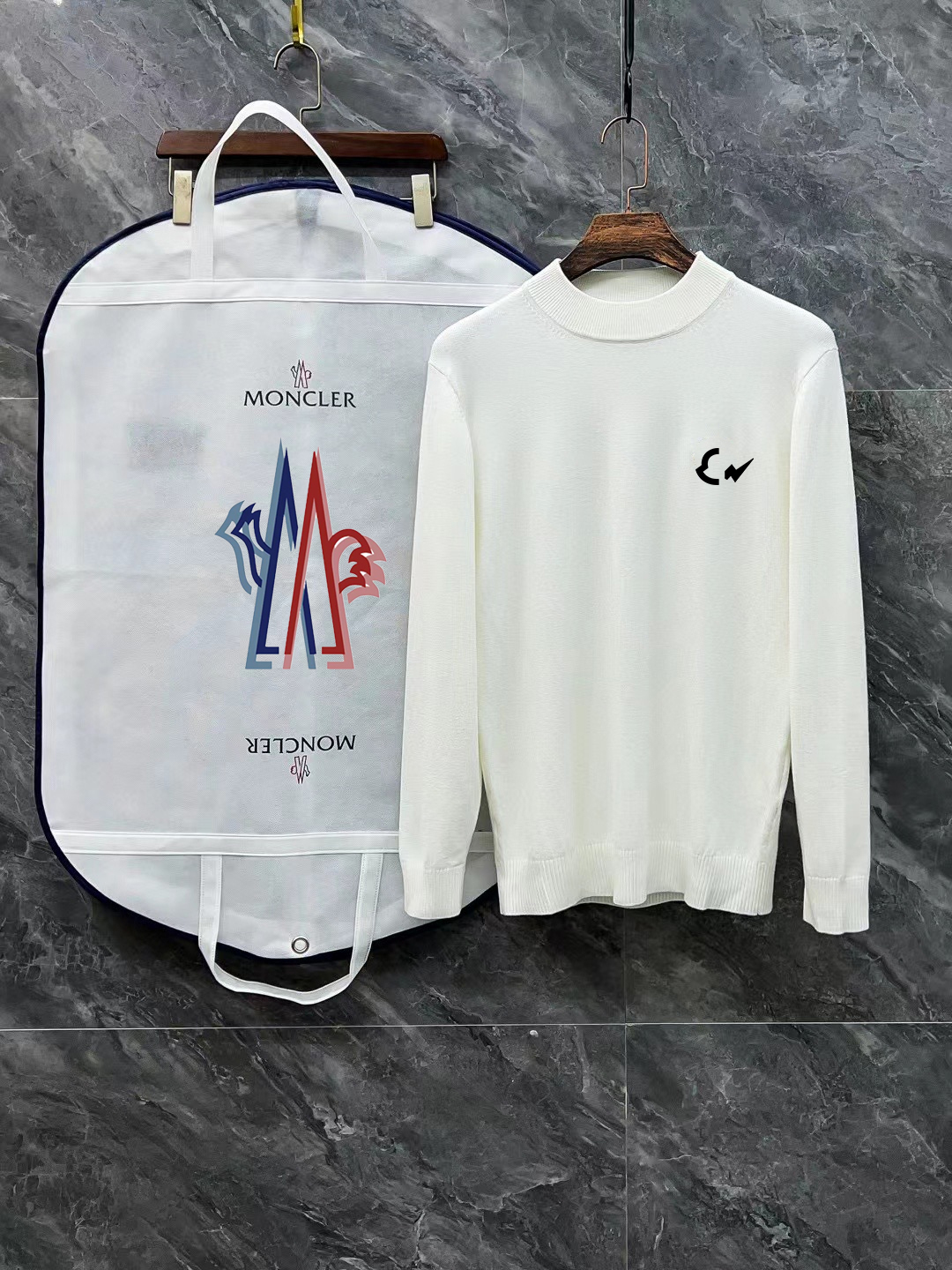 NO:595391,Moncler has a full range of 3 standards for the muzzle. Exquisitely printed turtleneck sweaters. Fine wool blended sweaters. High-end customized collections for men and women. Affiliated to the brand's high-end main line. Patented top-grade yarn blends. Use innovation to interpret conventional styles. The configuration of the fabrics is subversive. The details are remarkable. The most anticipated sweater in autumn and winter. Full of high-end sense. Outflowed from the brand's designated Zhejiang processing factory. Very cost-effective. Meri wool yarn is of excellent quality.  It feels super soft, delicate, soft, non-pilling and does not deform. It is available at all major counters at the same time. It is a must-have item every year. The product seems simple, the workmanship is extremely complicated, and the upper body is not picky. The upper body is extremely skin-friendly and comfortable. It can be worn close to the body alone with an outer jacket or as an outer layer. Color Black White Size M L XL 2XL 3XL, Moncler, jackets & coats, sweaters, alexander wang19860909Moncler 蒙口3标齐全 精美印花半高领毛衣 精品羊毛混纺毛衫 男女款高端定制臻品系列 隶属品牌高端主线 专利顶级纱线混纺 以创新来阐释常规款式 面料的配置更是颠覆常往 细节可圈可点 秋冬季最值得期待的一款毛衣 满满的高级感 品牌指定浙江加工厂流出 性价比超高 美利羊毛纱线品质优良 手感超级柔软、细腻、柔软和不起球且不变形 各大柜台同步推出有售款 每年必出的的一款 商品看似简单 工艺极其复杂 而且上身不挑人 上身极致亲肤舒适 可贴身单穿外搭外套 也可单外穿 颜色 黑色 白色 码数M L XL 2XL 3XL,,Moncler,jackets & coats,sweaters,alexander wang,Men's clothing