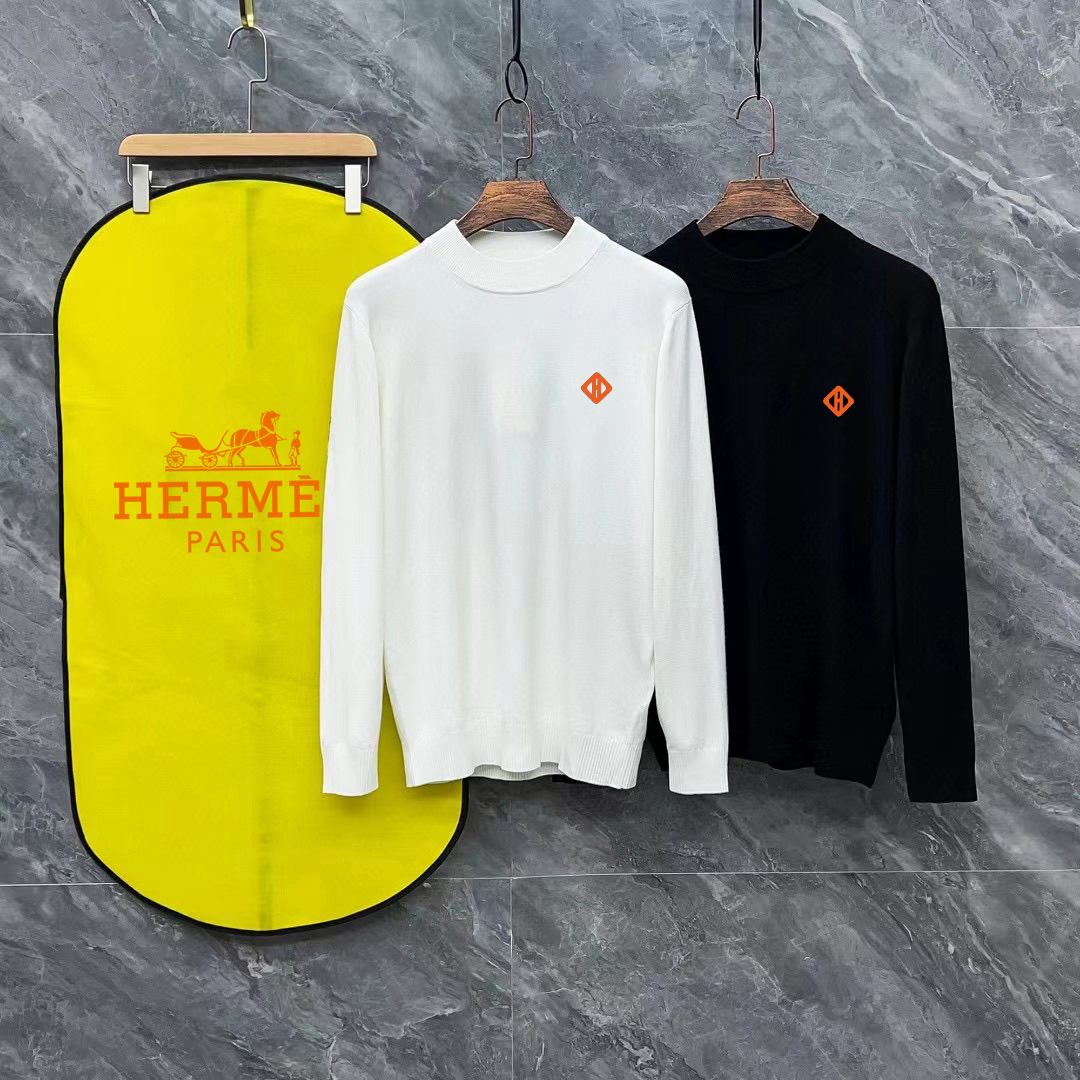 PJN💰225 Hermes 爱马仕3标齐全 经典皮徽标高领毛衣
精品羊毛混纺毛衫 男女款高端定制臻品系列 隶属品牌高端主线 专利顶级纱线混纺 以创新来阐释常规款式 面料的配置更是颠覆常往 细节可圈可点
冬季最值得期待的一款毛衣 满满的高级感 品牌指定浙江加工厂流出 性价比超高 美利羊毛纱线品质优良 手感超级柔软、细腻、柔软和不起球且不变形
各大柜台同步推出有售款 每年必出的的一款 商品看似简单 工艺极其复杂 而且上身不挑人 上身极致亲肤舒适 可贴身单穿外搭外套 也可单外穿
颜色: 黑色 白色
码数:M L XL 2XL 3XL