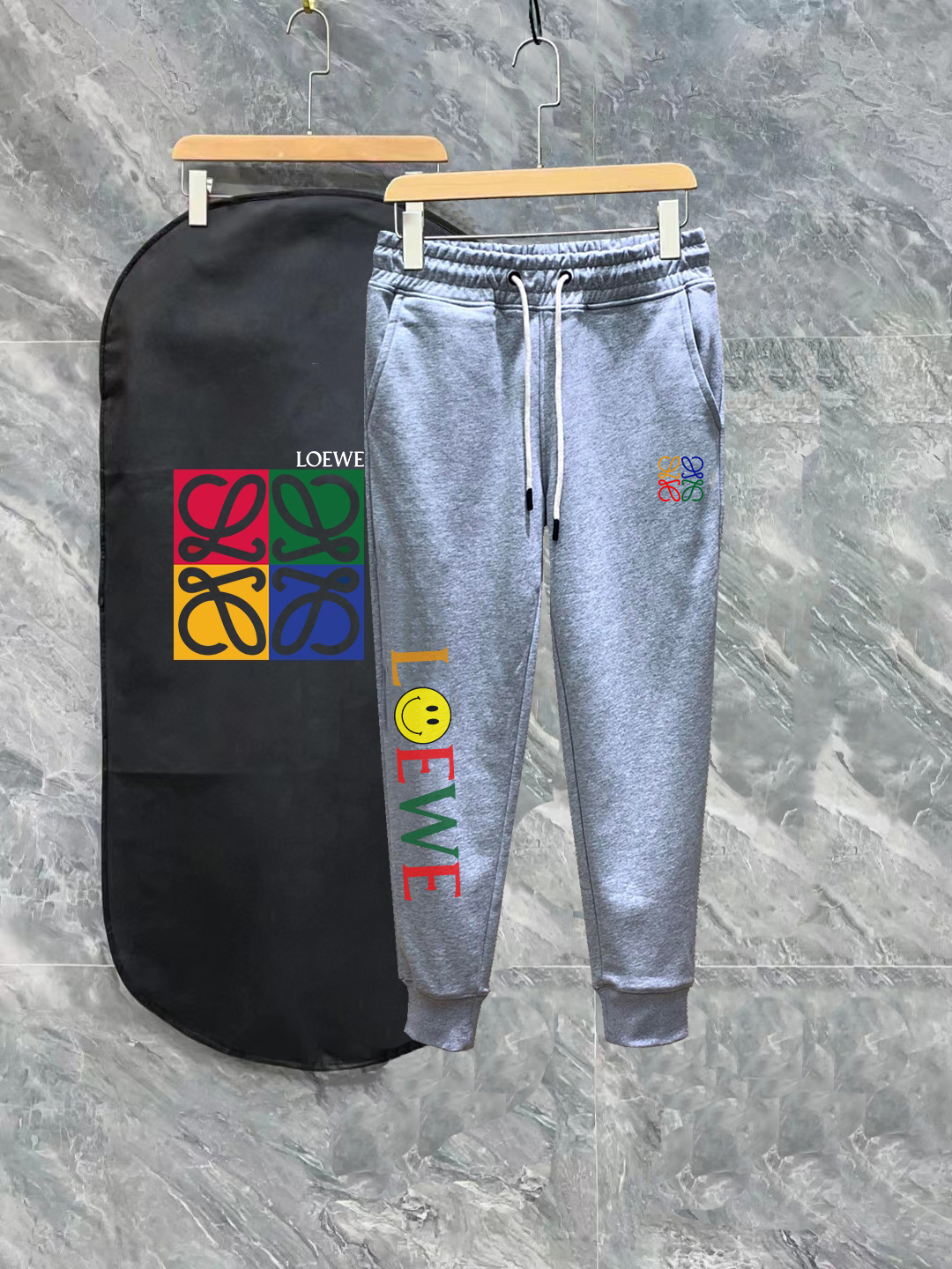 @145 ✨Loewe Pantalones de chándal de ajuste recto con estampado fino y logo minimalista, de la colección de pasarela, e…