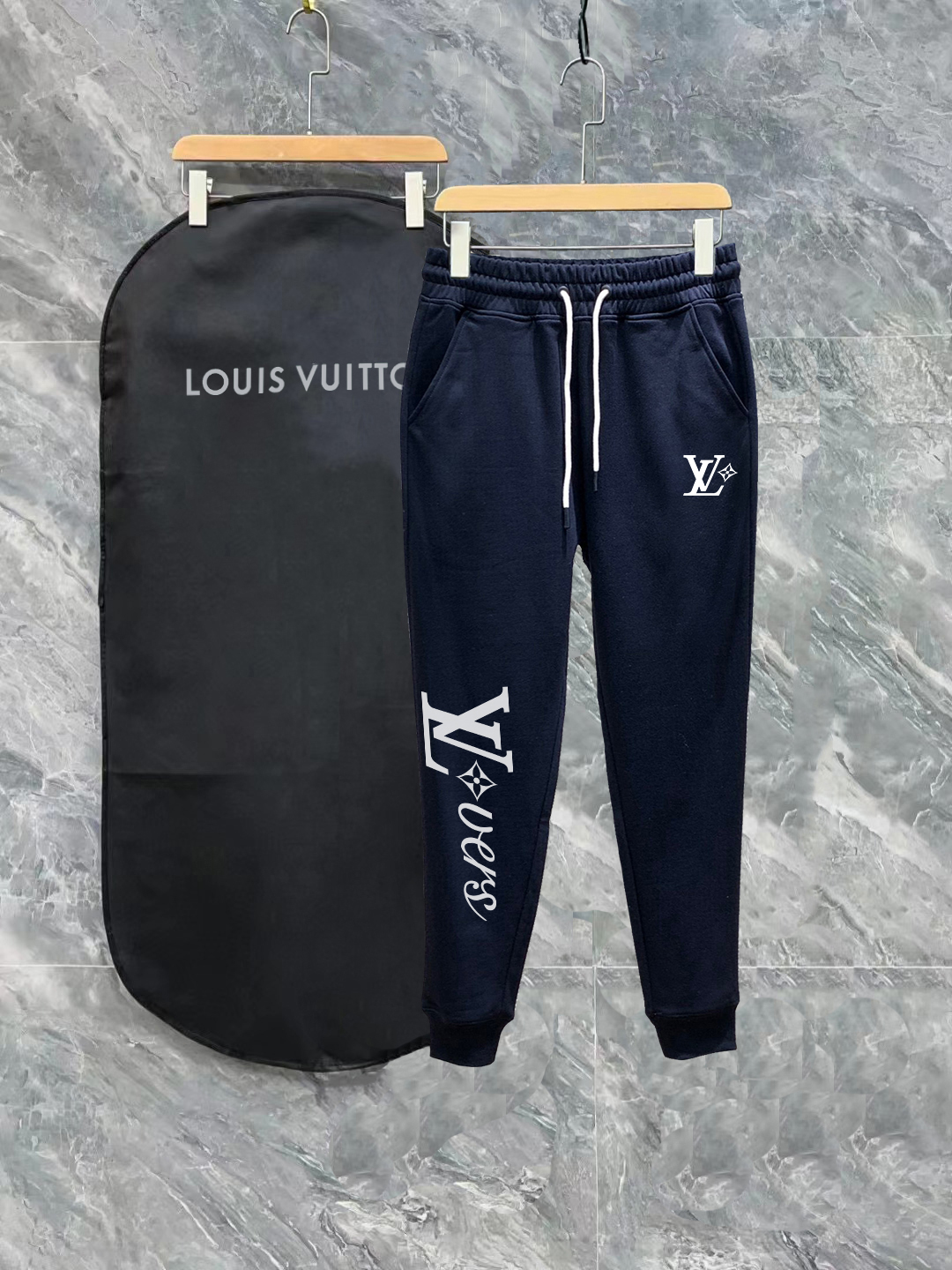 P135 LV Louis Vuitton SS Estilo de desfile de otoño e invierno Línea ajustada exquisita simple Pantalones deportivos co…