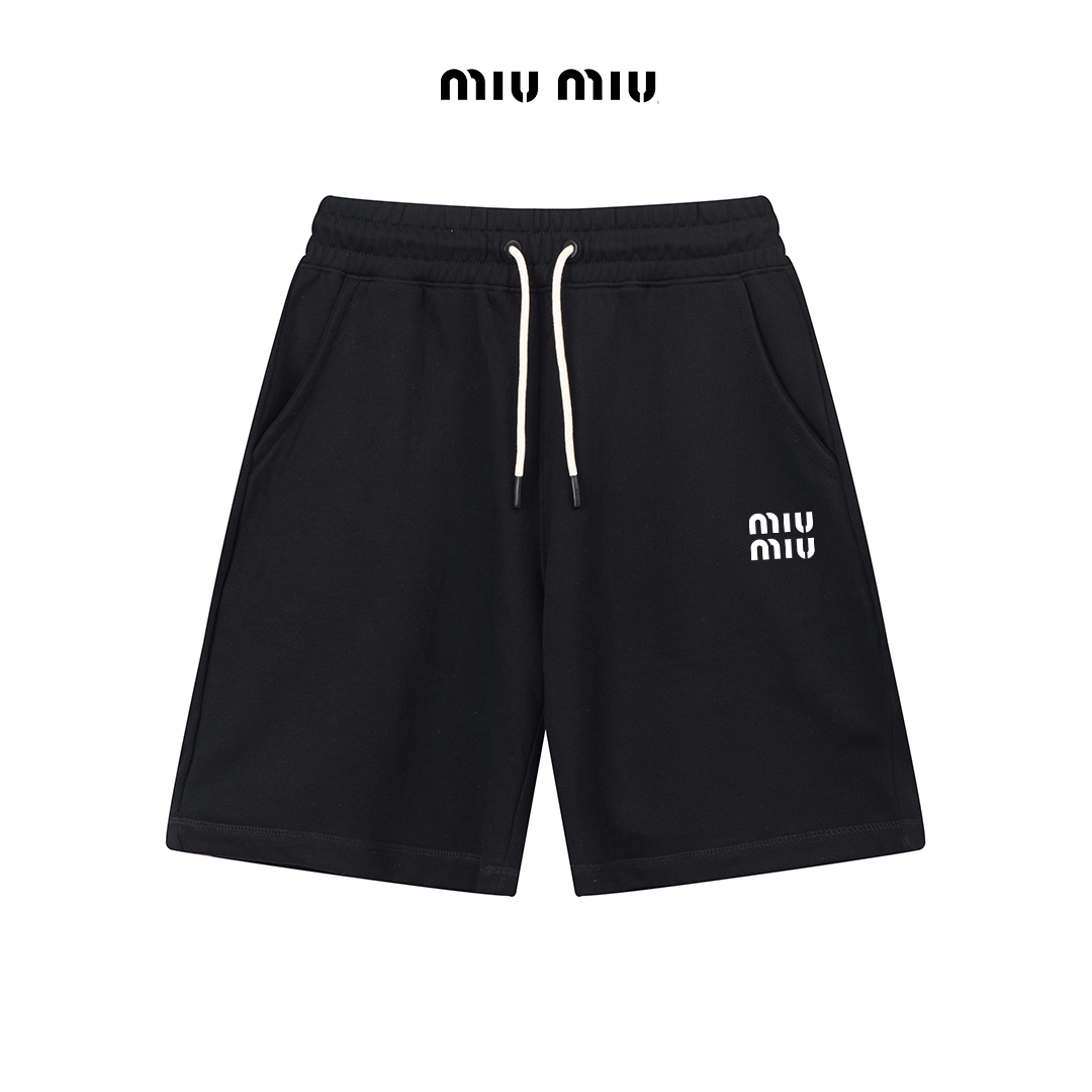 P115 （顶级版本，区别通货） ✨ miumiu 走秀款 修身线条简约印花字母Logo潮流男女同款短裤 兼容所有身材 腰部松紧带黑白抽绳设计 定制抽绳口袋两侧都带有斜插口袋设计 后部还带有一个小口袋 颜色：黑色 灰色…