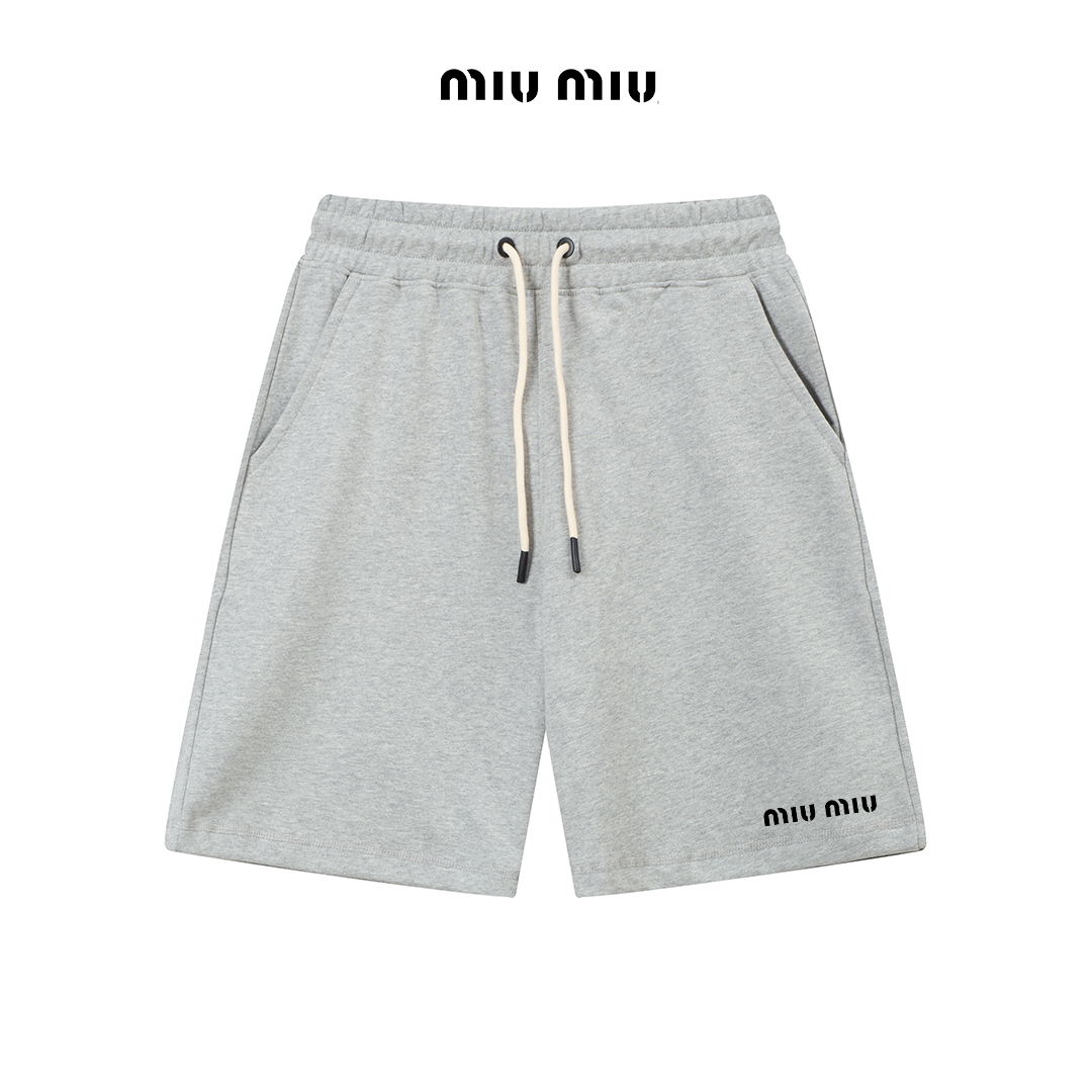 P115 （顶级版本，区别通货） ✨ miumiu 走秀款 修身线条简约印花字母Logo潮流男女同款短裤 兼容所有身材 腰部松紧带黑白抽绳设计 定制抽绳口袋两侧都带有斜插口袋设计 后部还带有一个小口袋 颜色：黑色 灰色 尺码 S-XL