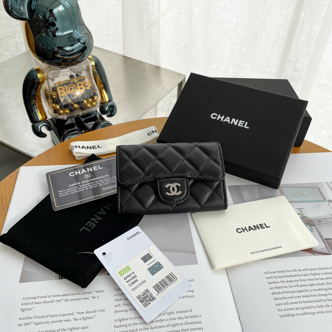 NO:177799,Grandma Xiang’s classic CF card bag, the first choice for practical card bags. This card bag is designed very reasonably, with two separate compartments, important documents can be placed on the front compartment, and door cards can be placed on the back compartment. The internal space is very large, and it is more than enough to hold more than 10 bank cards!  Recommended Index A0214 Reference size 7.5/11/2cm, Chanel wallet, chanel, wallets19860909香奶奶经典cf卡包,实用卡包首选,这款卡包设计非常合理,单独两个隔层,前面隔层可以放重要的证件,后面隔层可以放门卡很方便,内部空间非常大,放10几张银行卡都绰绰有余！ 推荐指数 A0214 参考尺寸7.5/11/2cm,香奈儿钱包,chanel,wallets,Bag