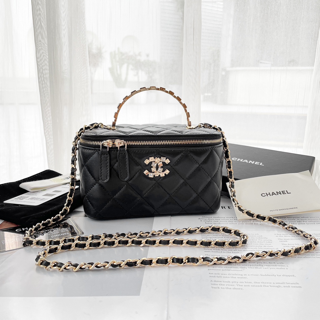 NO:179124,Genuine grade original leather Xiangjia 24P rhinestone handle makeup bag box bag, it's really beautiful. It can be called the most dazzling fragrance in 24p! The details on the handle and the double Clogo are really not greasy, it's really exquisite to the bone. The makeup bag capacity is just right, and it's completely fine for daily travel. Model A J Size 17/10/8cm, CHANEL, christian louboutin, chanel, chanel, cosmetic bags & cases19860909正品级 原厂皮 香家24P水钻手柄化妆包盒子包,真的好美 可称之为24p最耀眼的一只香!手柄处和双Clogo的细节真的看一万次都不会腻,实在是精致到了骨子里.化妆包容量也刚好,日常出行是完全没问题的 型号A J 尺寸17/10/8cm,CHANEL,christian louboutin,chanel,chanel,cosmetic bags & cases,Bag