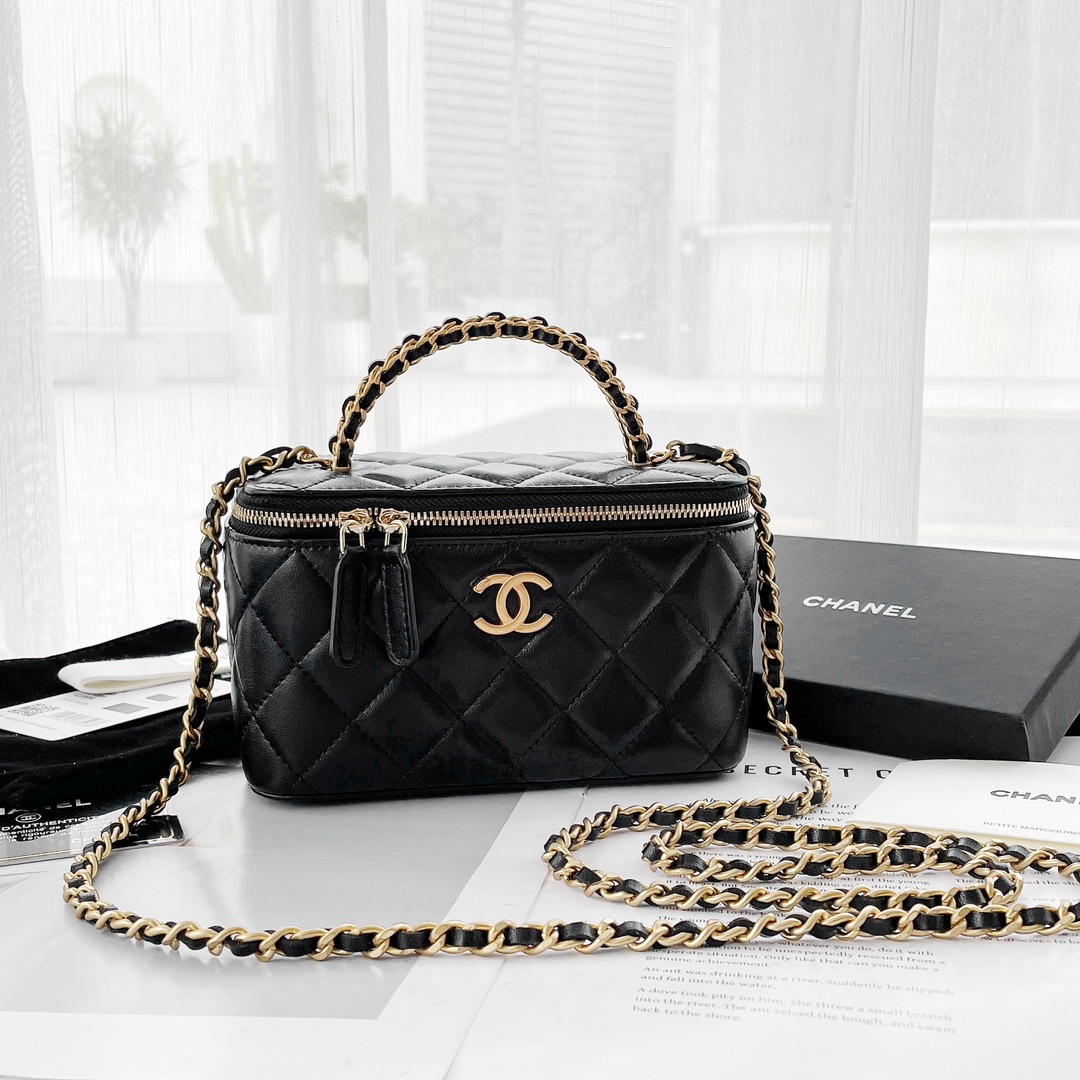 NO:179130,Genuine grade original leather Xiangjia leather handle makeup bag box bag, big double C paired with classic elements of metal leather, retro and fashionable, the makeup package capacity is just right, daily travel is completely fine Model A J Size 17/10/8cm, CHANEL, chanel, chanel, cosmetic bags & cases19860909正品级 原厂皮 香家穿皮手柄化妆包盒子包,大双C搭配金属穿皮的经典元素,复古又时尚,化妆包容量也刚好,日常出行是完全没问题的 型号A J 尺寸17/10/8cm,CHANEL,chanel,chanel,cosmetic bags & cases,Bag