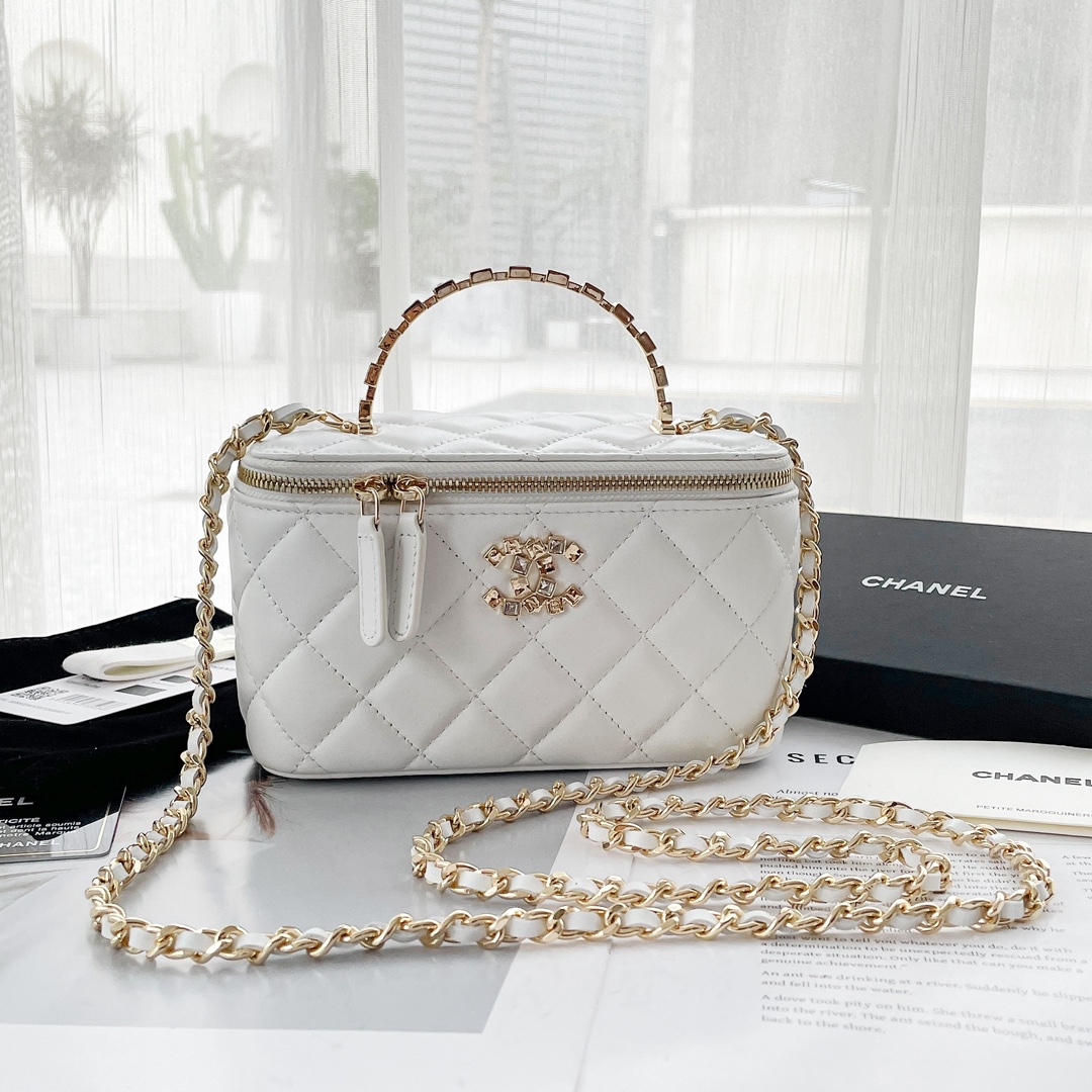 NO:179135,Genuine grade original leather Xiangjia 24P rhinestone handle makeup bag box bag, it's really beautiful. It can be called the most dazzling fragrance in 24p! The details of the handle and the double Clogo are really not greasy, it's really exquisite to the bone. The makeup bag capacity is just right, and it's completely fine for daily travel. Model A J Size 17/10/8cm, CHANEL, christian louboutin, chanel, chanel, cosmetic bags & cases19860909正品级 原厂皮 香家24P水钻手柄化妆包盒子包,真的好美 可称之为24p最耀眼的一只香!手柄处和双Clogo的细节真的看一万次都不会腻,实在是精致到了骨子里.化妆包容量也刚好,日常出行是完全没问题的 型号A J 尺寸17/10/8cm,CHANEL,christian louboutin,chanel,chanel,cosmetic bags & cases,Bag