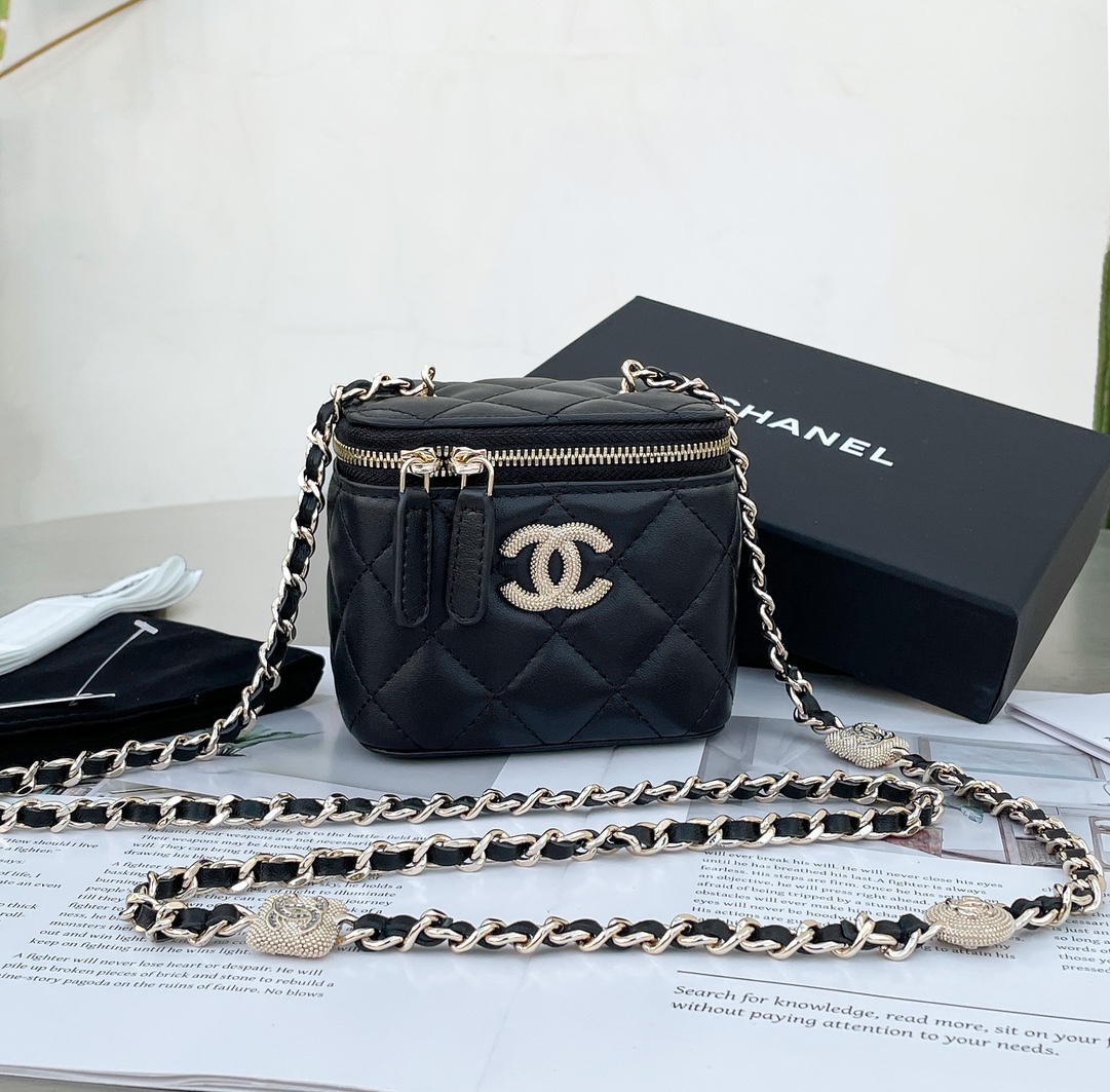 NO:185769,Genuine grade Xiangjia 24K relief rhinestone chain makeup bag, the chain is made into jewelry, beautiful and not bad. A2 size 8.5×11×7, CHANEL, chanel, chanel, cosmetic bags & cases19860909正品级 香家24K浮雕水钻链条化妆包,把链条直接做成了饰品,好看的不要不要的 A2 尺寸8.5×11×7,CHANEL,chanel,chanel,cosmetic bags & cases,Bag