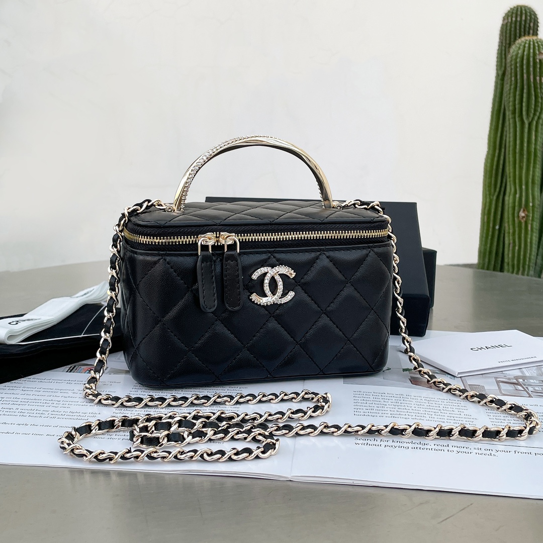 NO:185773,Authentic Xiangjia 24K handle chain makeup bag, Clutch with chain, the key pattern logo and handle are all inlaid with a circle of thin rhinestones, noble three-dimensional and directly stretched, absolutely another art-grade bag A Size 17×10×8, CHANEL, christian louboutin, chanel, chanel, cosmetic bags & cases19860909正品级 香家24K handle链条化妆包,Clutch with chain,纽纹logo和手柄都镶嵌了一圈细细点水钻,高贵立体直接拉满,绝对又一款艺术品级的包包 A 尺寸17×10×8,CHANEL,christian louboutin,chanel,chanel,cosmetic bags & cases,Bag
