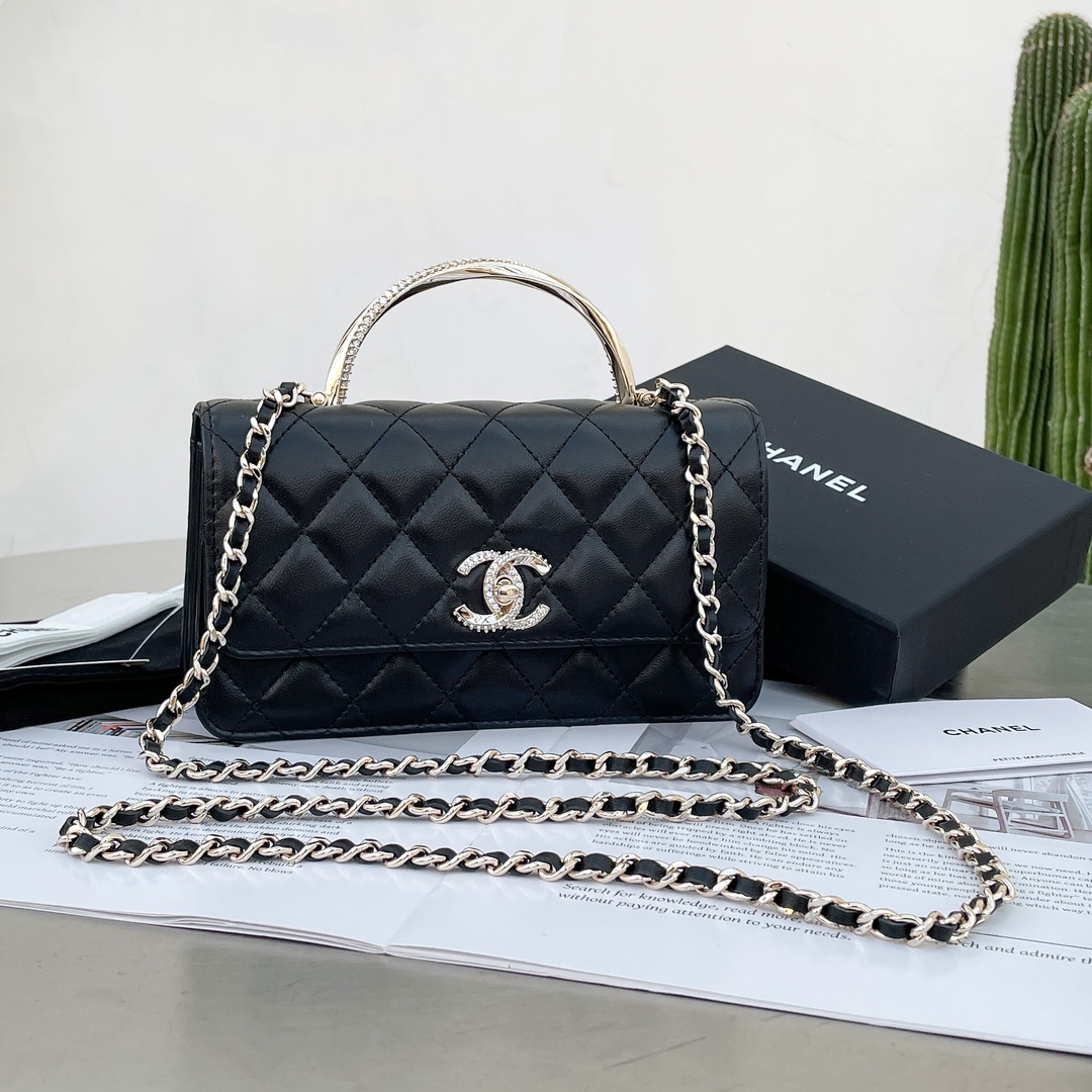 NO:185779,Authentic Xiangjia 24K handle chain organ bag Clutch with chain, the key pattern logo and handle are inlaid with a circle of thin rhinestones, noble three-dimensional and directly stretched, absolutely another art-grade bag A size 18×11×6, CHANEL, christian louboutin, chanel, chanel19860909正品级  香家24K handle链条风琴包Clutch with chain,纽纹logo和手柄都镶嵌了一圈细细点水钻,高贵立体直接拉满,绝对又一款艺术品级的包包 A 尺寸18×11×6,CHANEL,christian louboutin,chanel,chanel,Bag