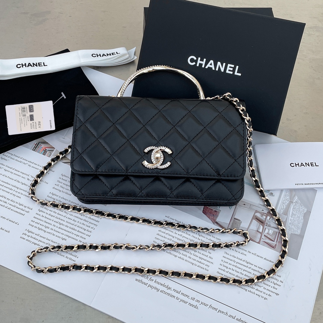 NO:185776,Authentic Xiangjia 24K handle chain WOC, Clutch with chain, the key pattern logo and handle are all inlaid with a circle of thin rhinestones, the noble three-dimensional feeling is directly full, and it is definitely another art-grade bag. A size 19×12×6, CHANEL, christian louboutin, chanel, chanel19860909正品级 香家24K handle链条WOC,Clutch with chain,纽纹logo和手柄都镶嵌了一圈细细点水钻,高贵立体感直接拉满,绝对又一款艺术品级的包包 A 尺寸19×12×6,CHANEL,christian louboutin,chanel,chanel,Bag