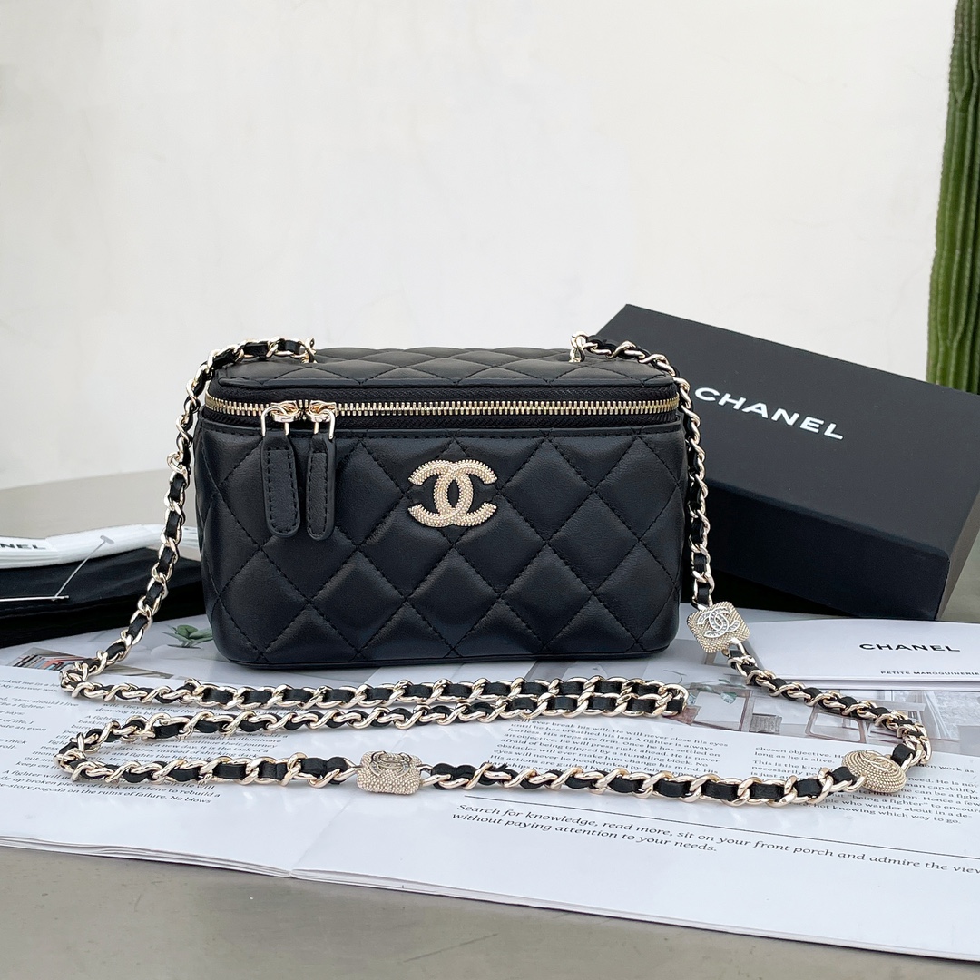 NO:185759,Genuine grade Xiangjia 24K relief rhinestone chain makeup bag, the chain is made into jewelry, beautiful and not bad. A1. Size 17×11×8, CHANEL, chanel, chanel, cosmetic bags & cases19860909正品级 香家24K浮雕水钻链条化妆包,把链条直接做成了饰品,好看的不要不要的 A1.尺寸17×11×8,CHANEL,chanel,chanel,cosmetic bags & cases,Bag