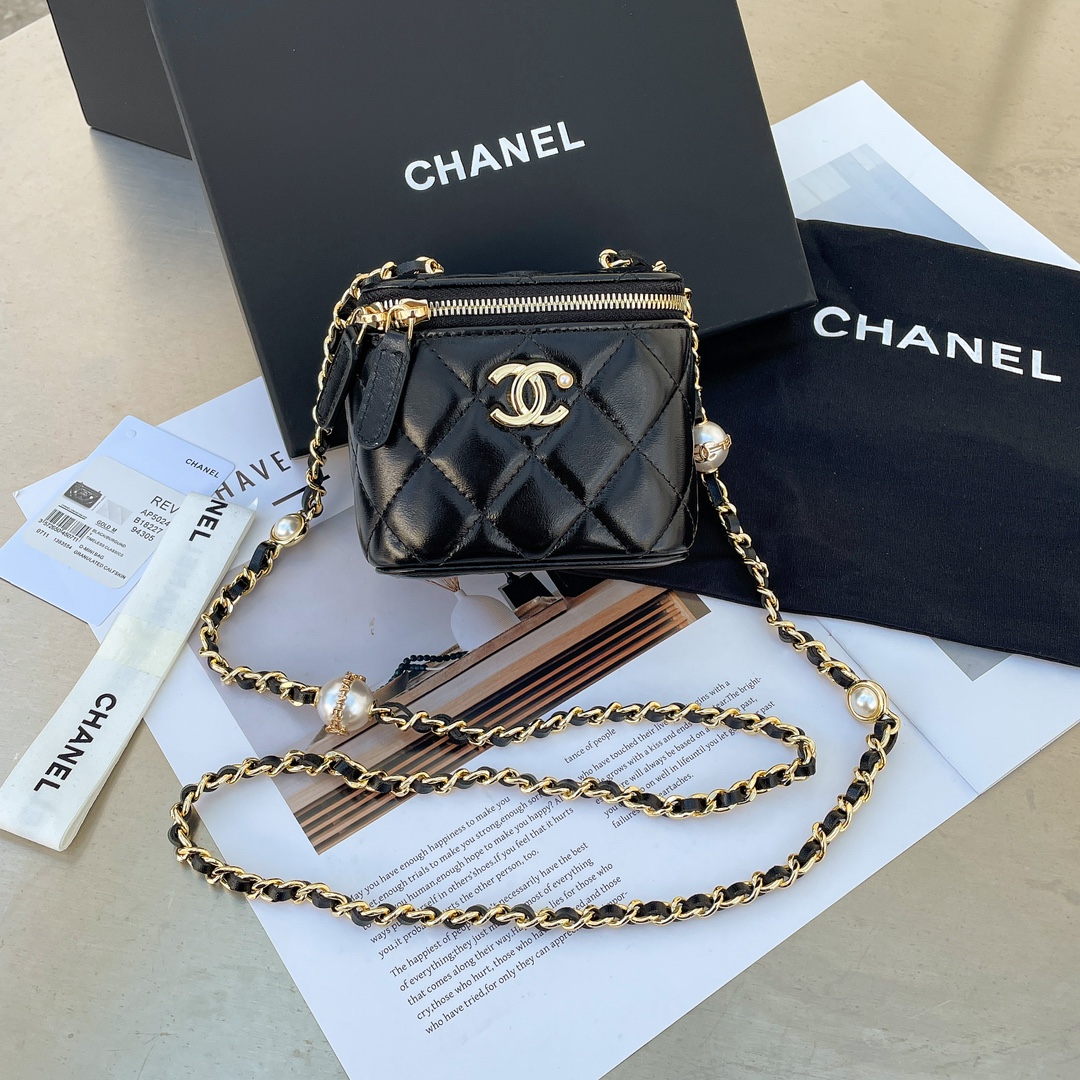 NO:185787,Authentic Xiangjia 24K pearl chain series VANITY makeup bag, perfect combination of pearls and metal, showing the noble and elegant to the fullest. AP size 8.5/11/, CHANEL, chanel, chanel, cosmetic bags & cases19860909正品级 香家24K珍珠链条系列VANITY化妆包,珍珠和金属完美结合,将高贵典雅展现的淋漓尽致, AP 尺寸8.5/11/,CHANEL,chanel,chanel,cosmetic bags & cases,Bag