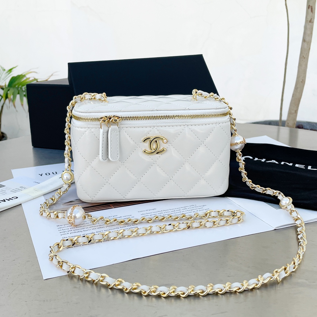 NO:185777,Authentic Xiangjia 24K pearl chain series VANITY makeup bag, perfect combination of pearls and metal, showing the noble and elegant to the fullest. A size 17/11/8, CHANEL, chanel, chanel, cosmetic bags & cases19860909正品级 香家24K珍珠链条系列VANITY化妆包,珍珠和金属完美结合,将高贵典雅展现的淋漓尽致, A 尺寸17/11/8,CHANEL,chanel,chanel,cosmetic bags & cases,Bag