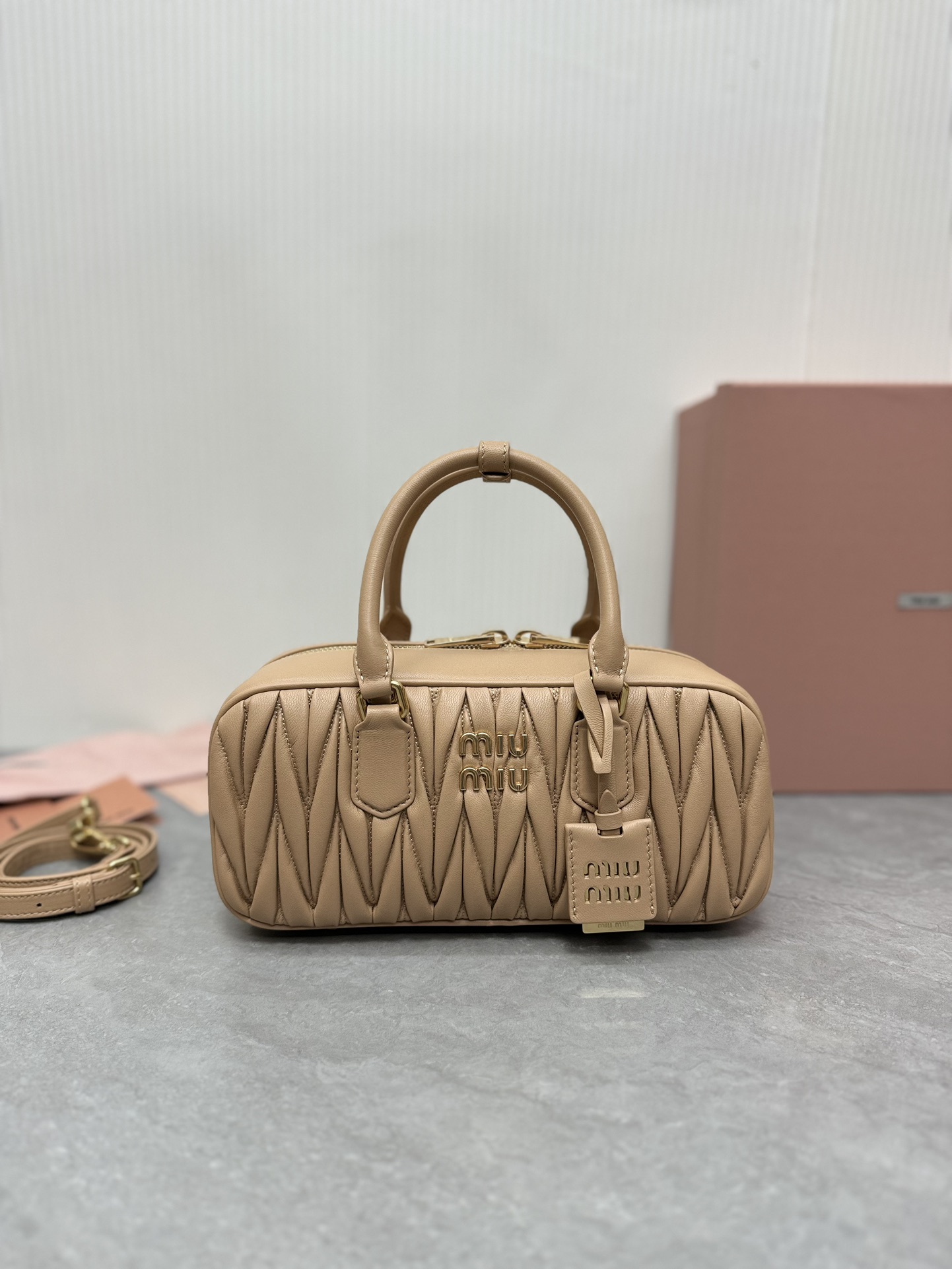 Miu Miu 5BB148 Miu家新款保龄球包包 官网主推 今年绝对爆 款式 进口小羊皮