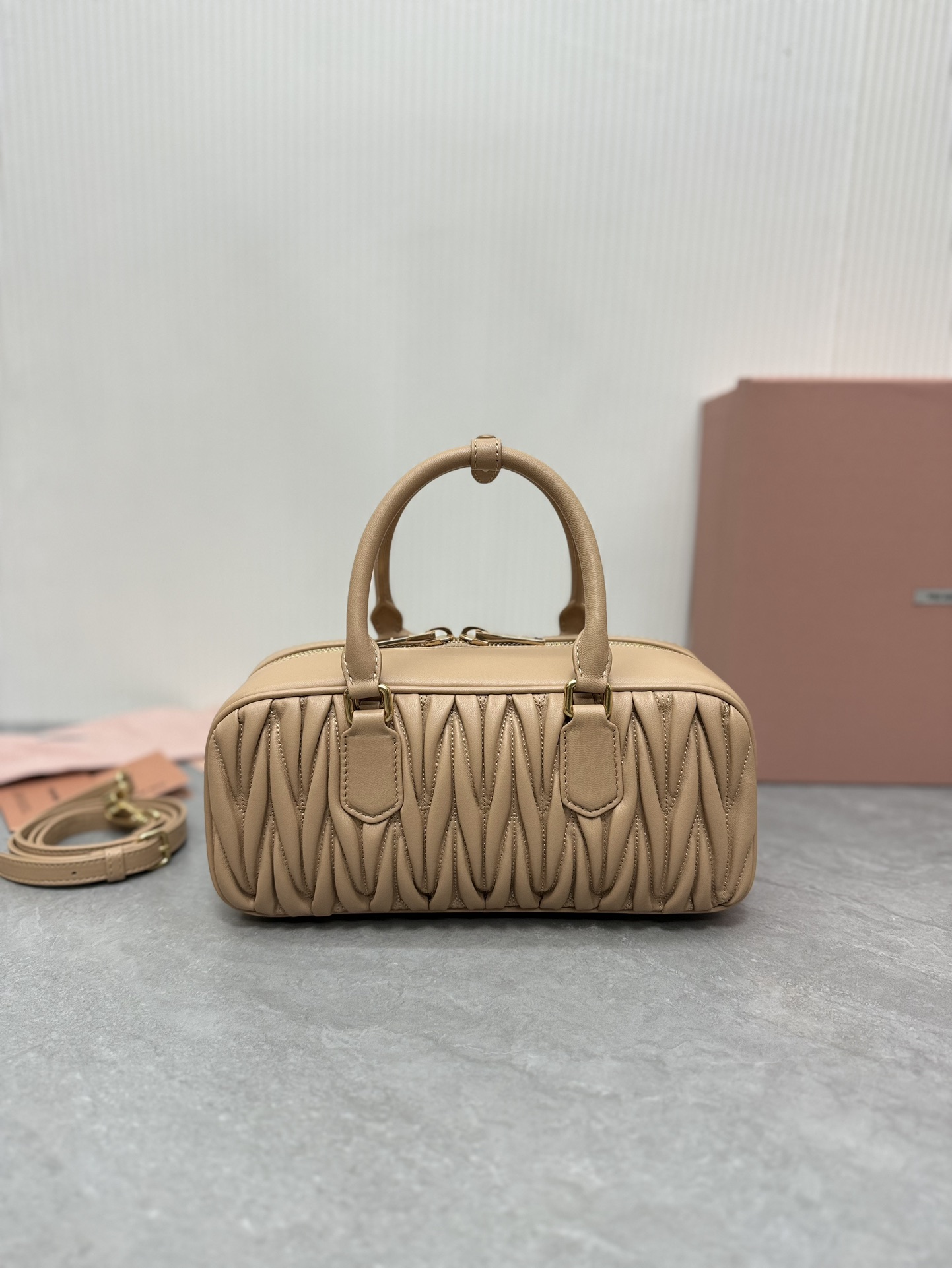 Miu Miu 5BB148 Miu家新款保龄球包包 官网主推 今年绝对爆 款式 进口小羊皮