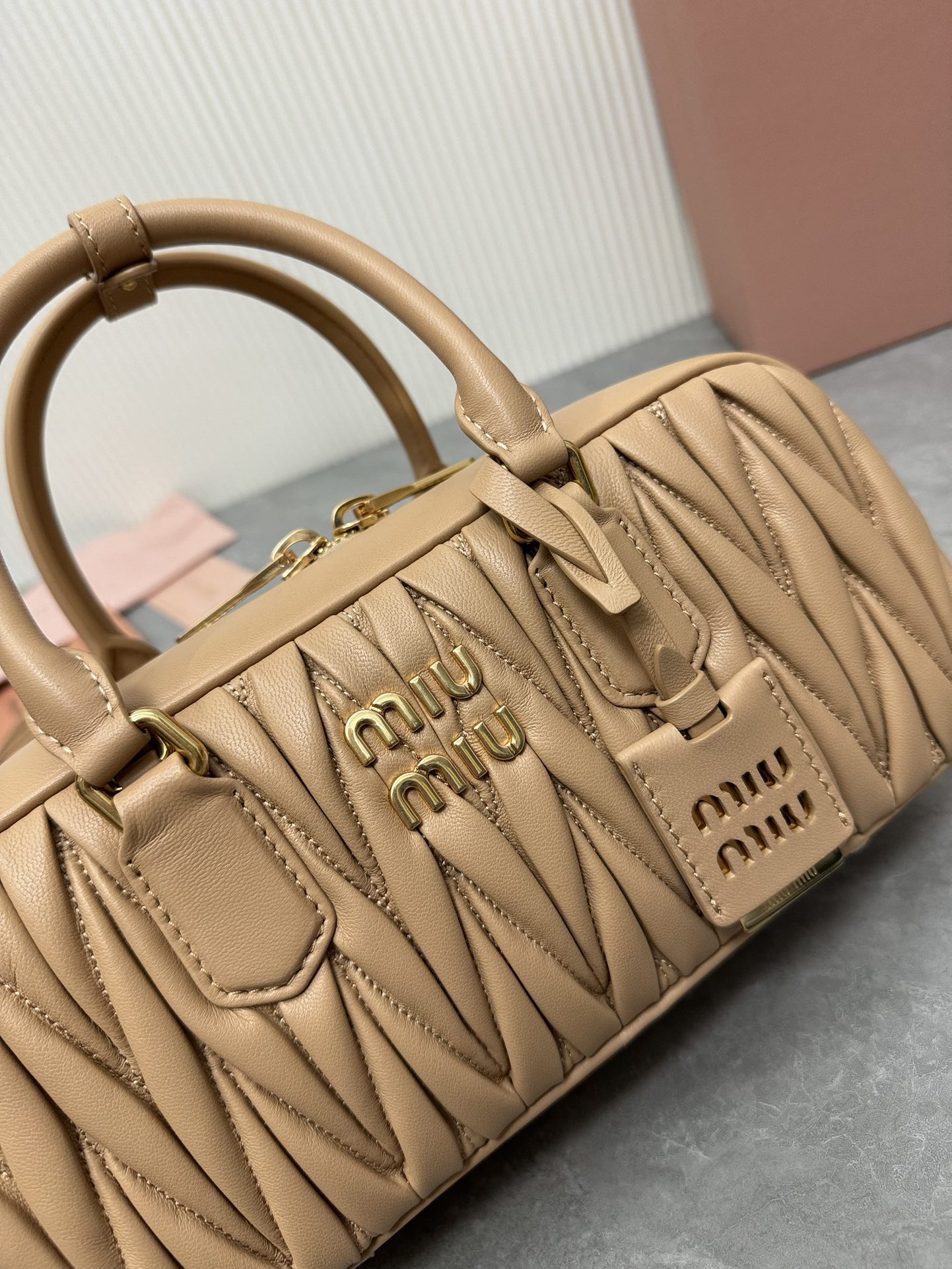 Miu Miu 5BB148 Miu家新款保龄球包包 官网主推 今年绝对爆 款式 进口小羊皮