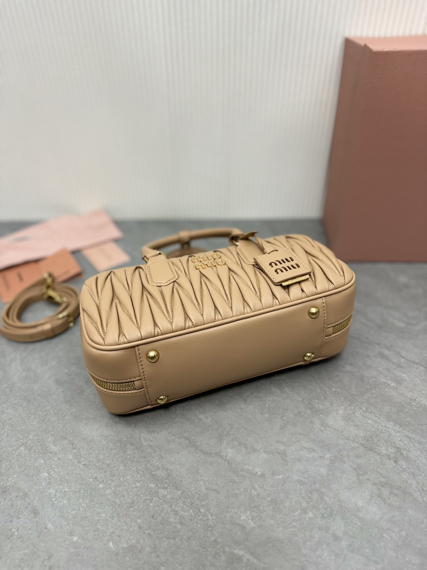 Miu Miu 5BB148 Miu家新款保龄球包包 官网主推 今年绝对爆 款式 进口小羊皮